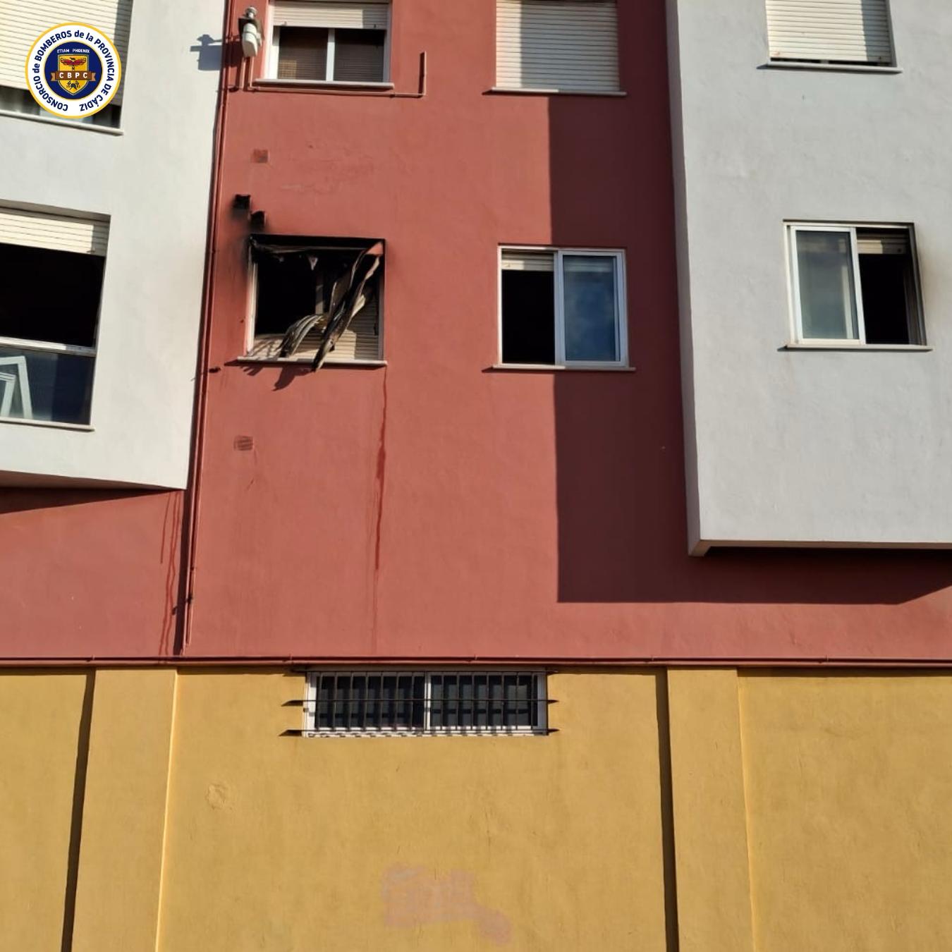 Bomberos extinguen el fuego de una vivienda en La Línea que deja a un perro fallecido.