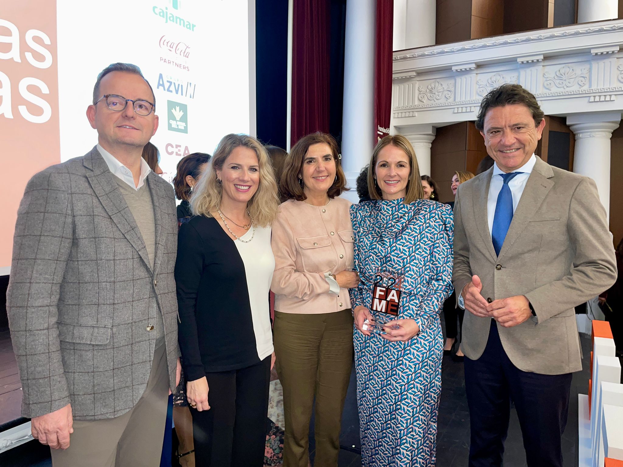 La empresaria linense Raquel Ruiz Galán recibe un premio a su trayectoria empresarial.