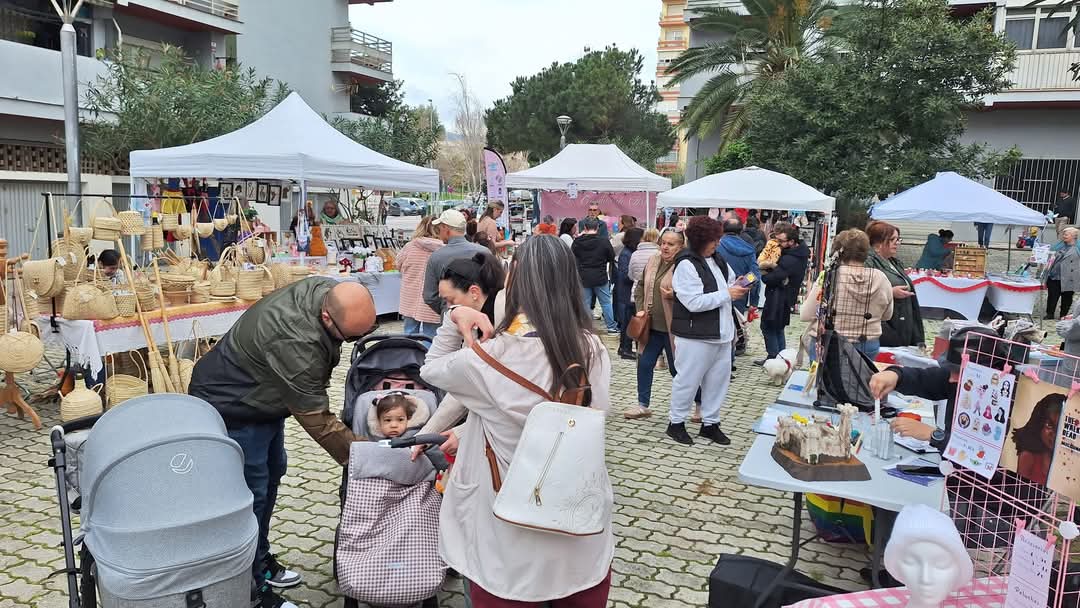 Gran acogida del primer mercado de artesanía en San José Artesano