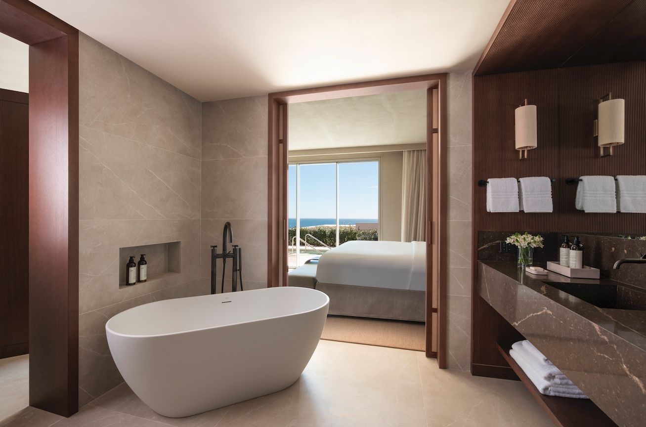 Baño y terraza del Hotel Villa. Fairmont La Hacienda 