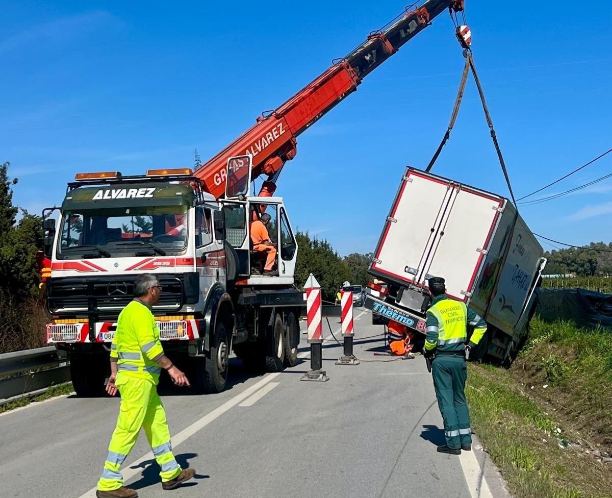 Colas por la retirada del camión que se salió de la vía en la carretera de San Enrique-Tesorillo