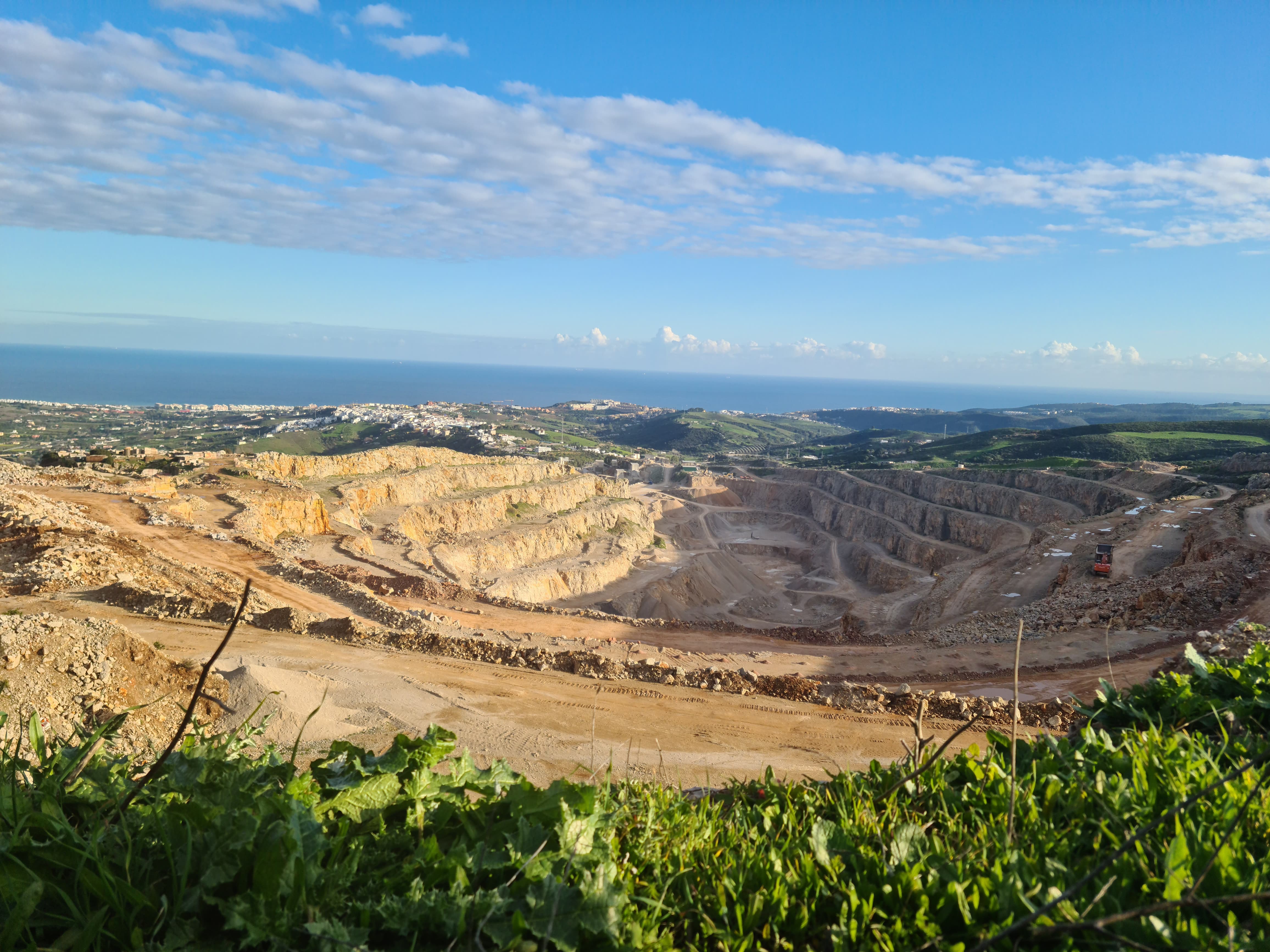 Imagen de la cantera 'La Utrera'. Piden al Gobierno investigar los traslados de piedra a Gibraltar al salir 100.000 toneladas desde Casares