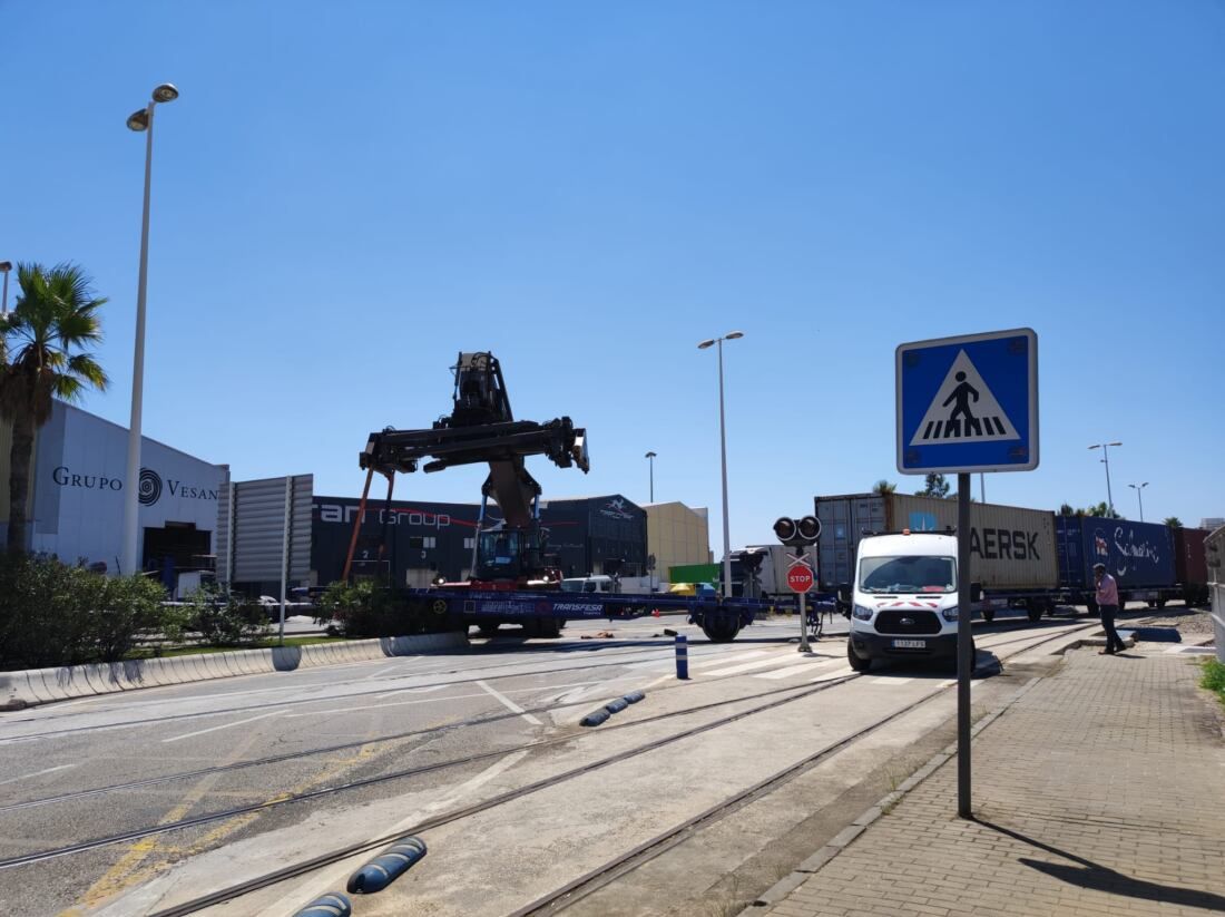 Tren que conecta con el puerto de Algeciras y que se ha salido de la vía este martes. Foto: F.M.