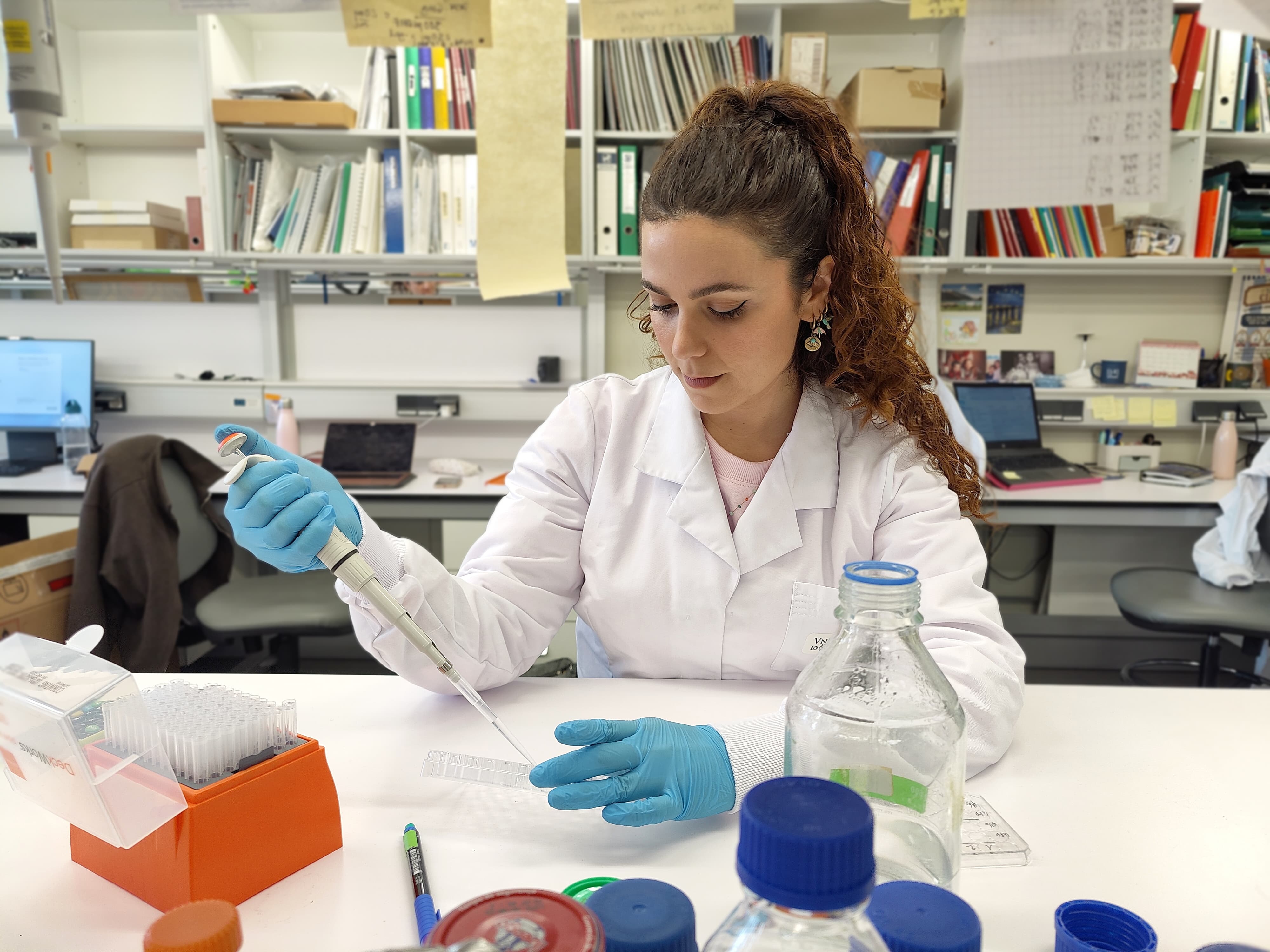 La linense Sara Rojas en el laboratorio de la Universidad de Valencia, donde está investigando. 