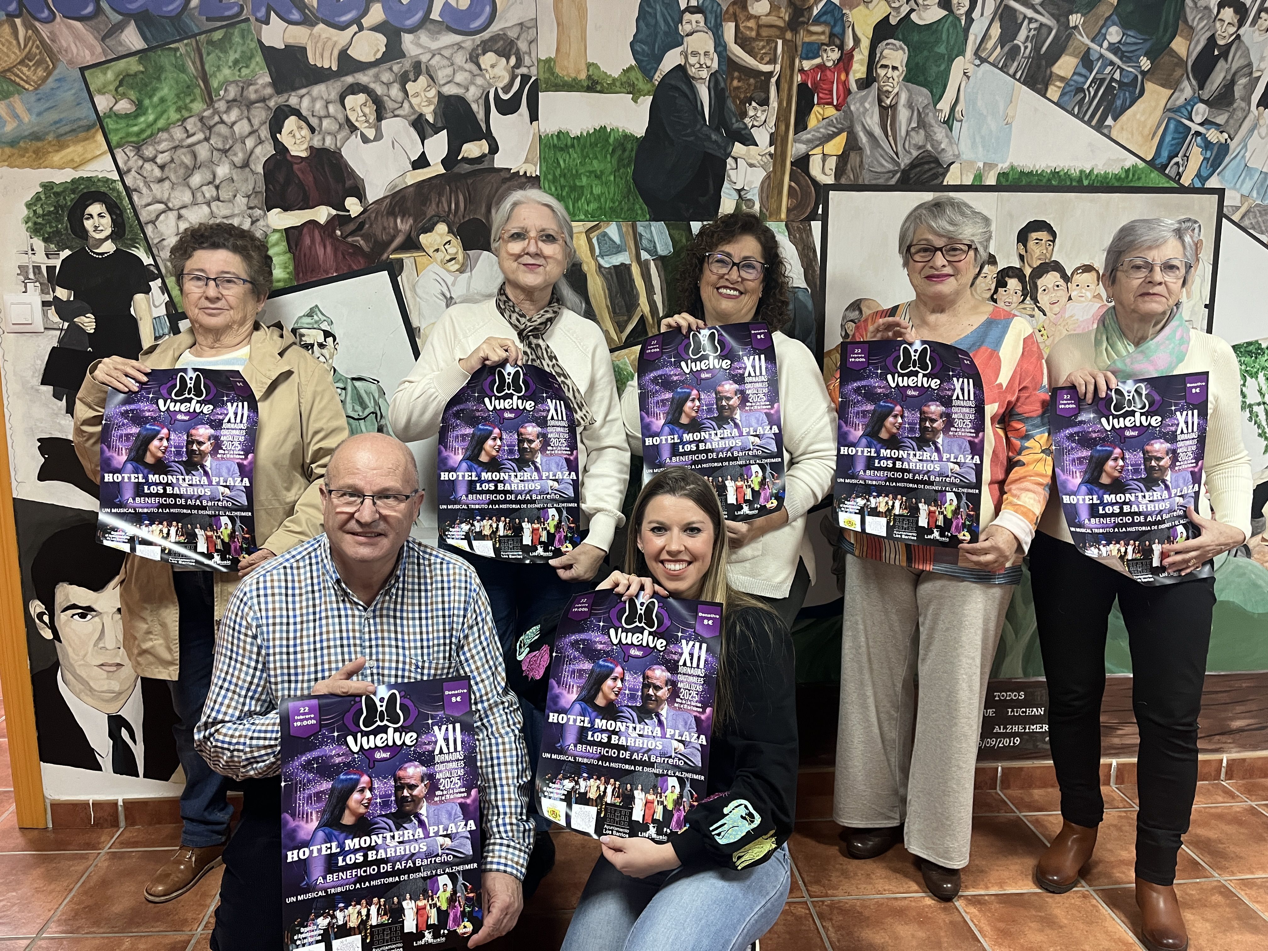 Miembros de la Asociación de Familiares de Alzheimer Barreño con el cartel promocional.