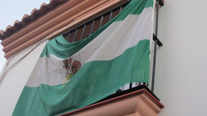 El Ayuntamiento reparte banderas de Andalucía para engalanar los balcones de Los Barrios.