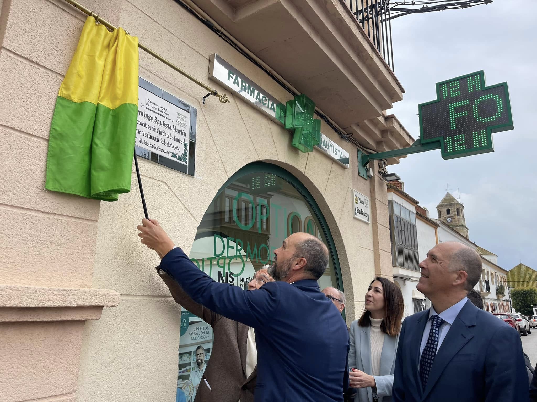 Los Barrios homenajea al farmacéutico Domingo Bautista por sus 45 años de servicio público