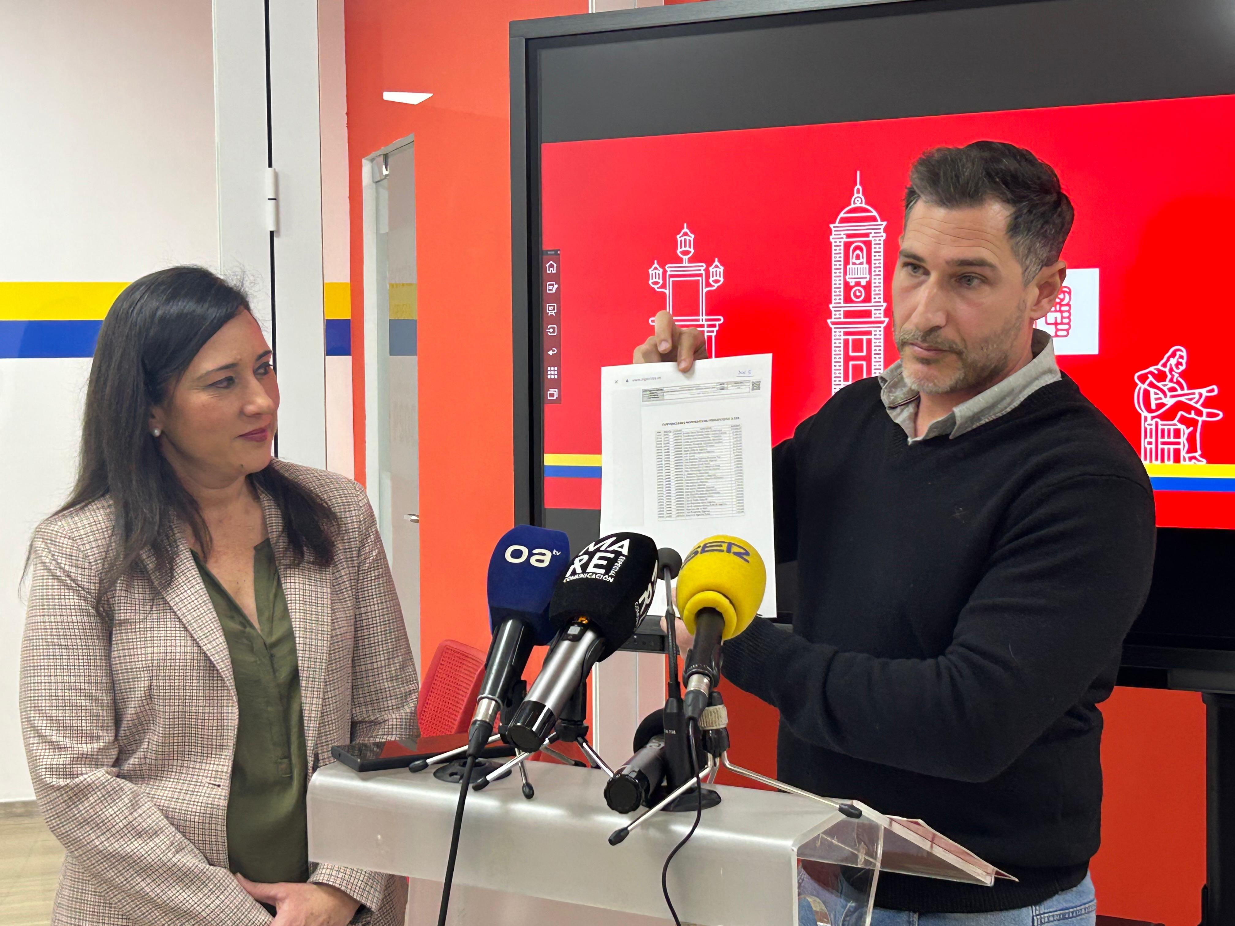 La secretaria general del PSOE de Algeciras y portavoz en la Corporación municipal, Rocío Arrabal, y el secretario de organización y viceportavoz en el Ayuntamiento, Fran Fernández, en una rueda de prensa. 