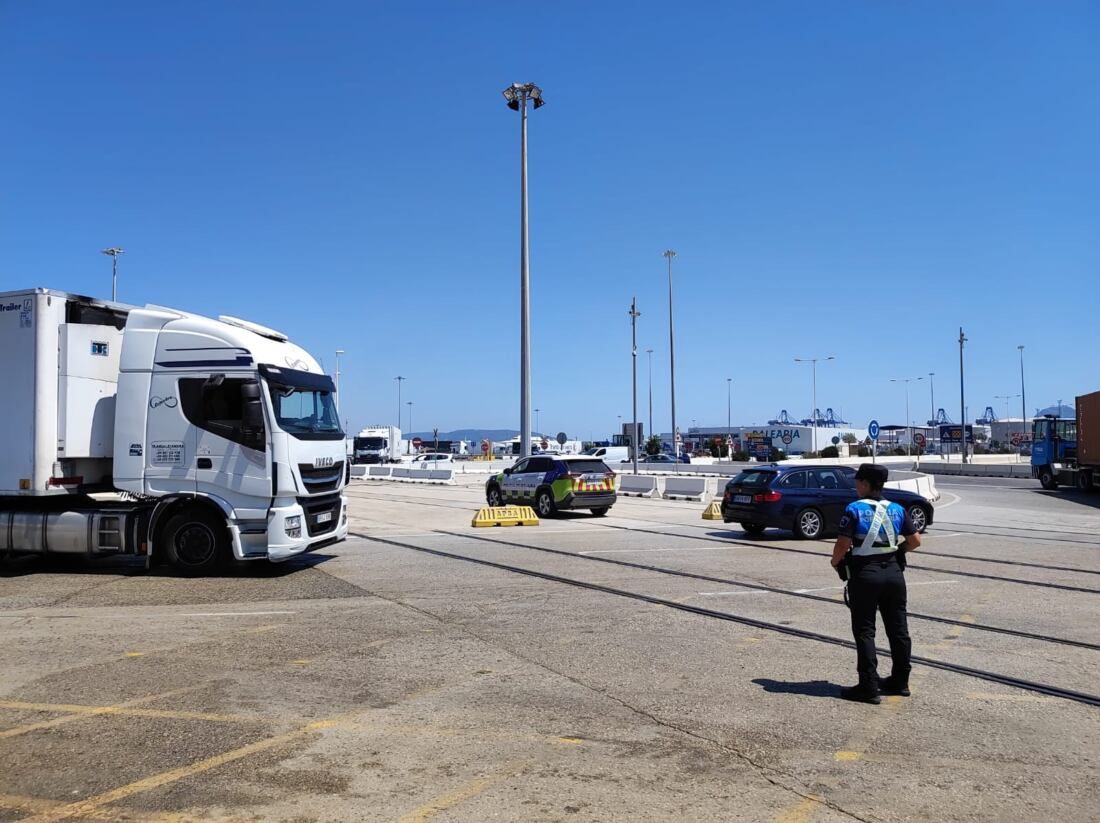 Una policía portuaria dirige el tráfico cerca del acceso sur en el puerto de Algeciras. Foto: F.M. Imagen de archivo.