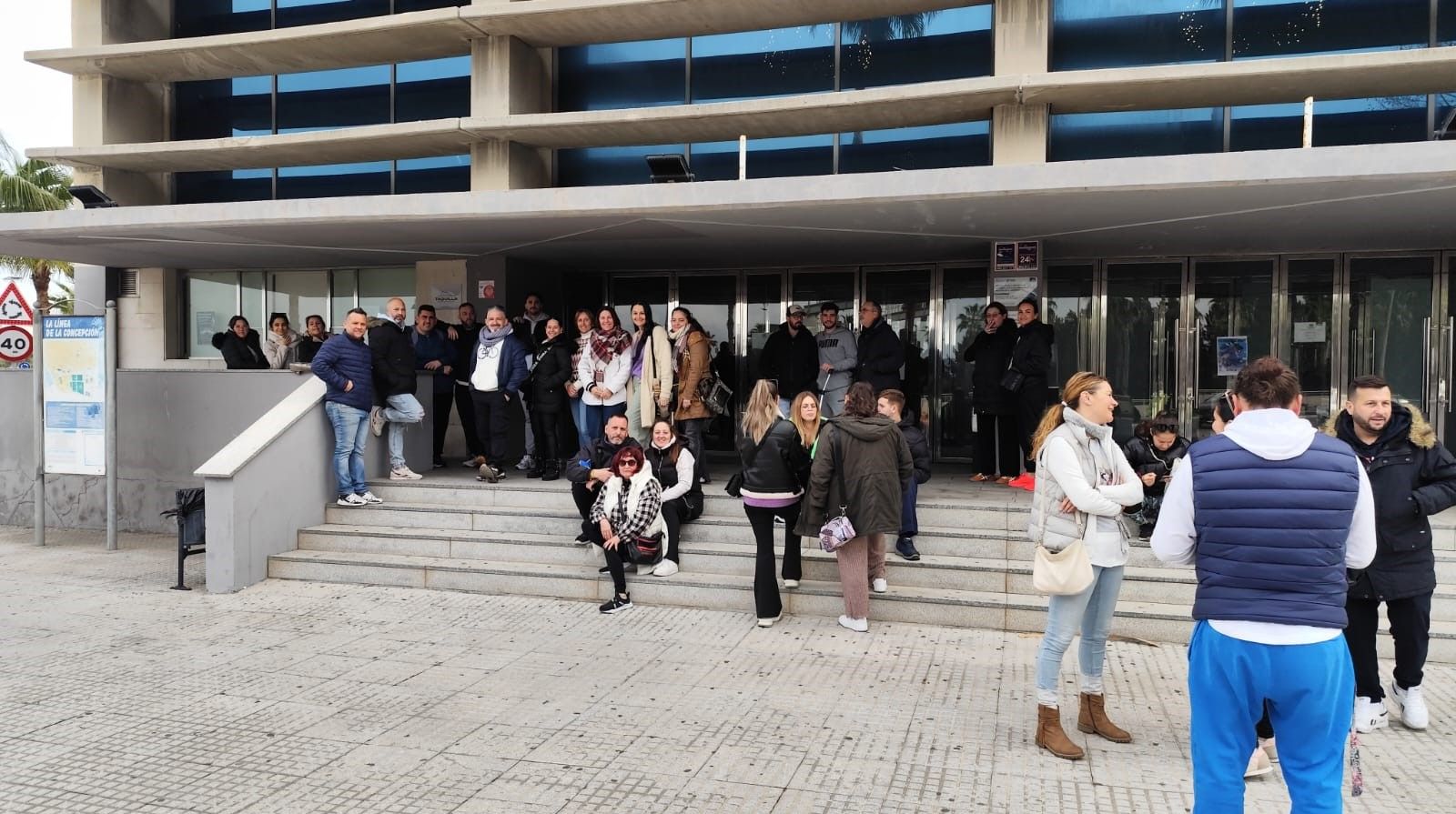 Colas en el primer día de venta de los abonos para el Carnaval de la Concha Fina 2025.