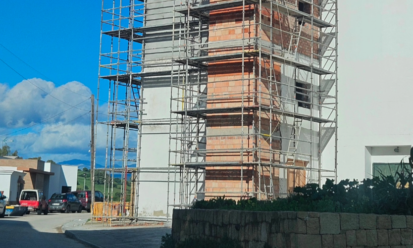 El Ayuntamiento de Jimena continúa mejorando el edificio El Gurugú. Fachada del edificio en obras. 