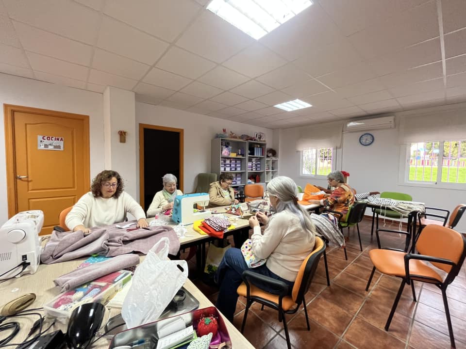 La odisea de la Asociación de Alzheimer Barreño: en busca de 20.000 euros para un transporte adaptado. En esta imagen, el taller de costura del grupo de voluntarias de esta asociación. Fotos: B.J. / 8Directo.