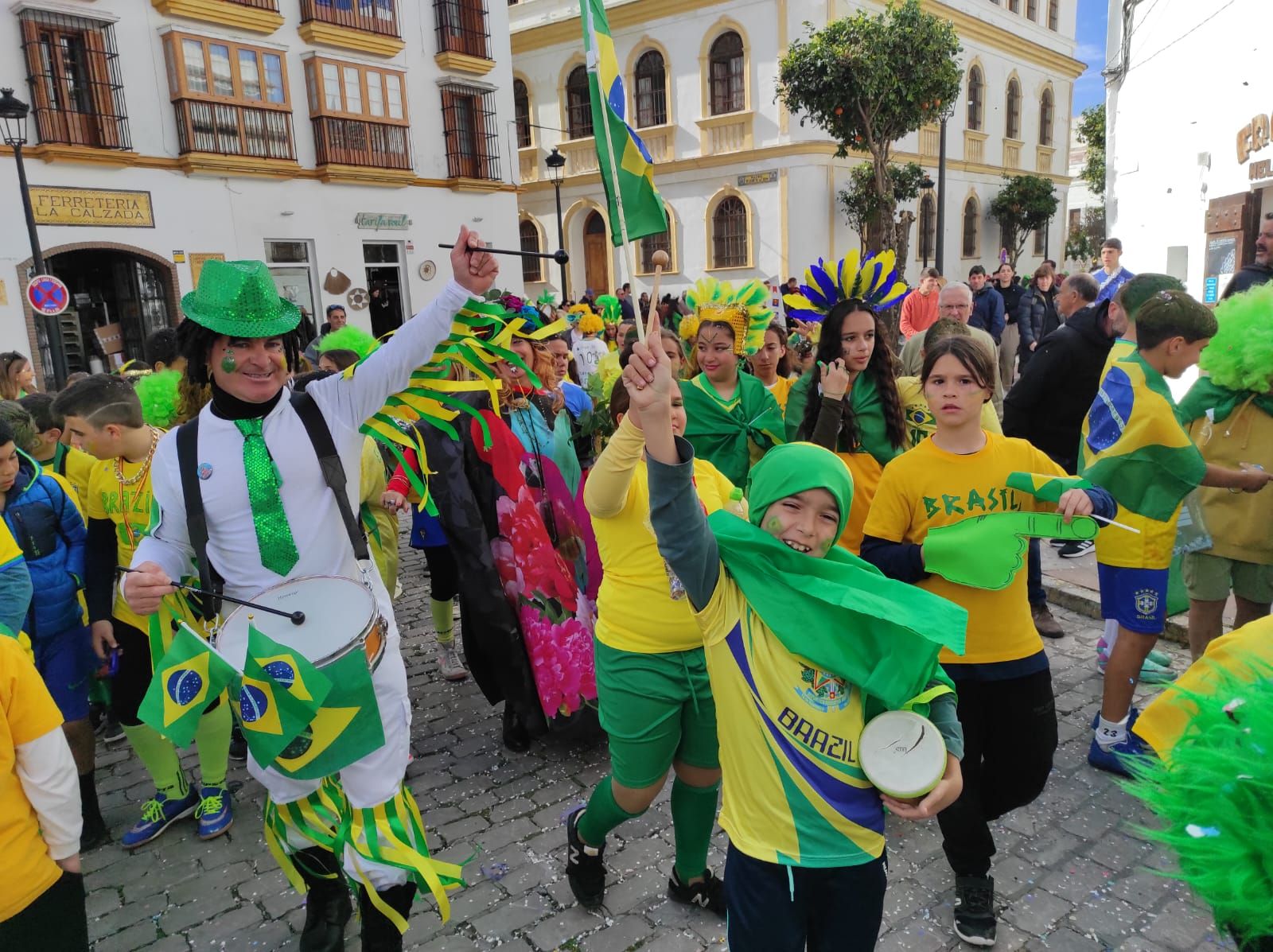 El pasacalles del Carnaval tarifeño adelanta su horario a las cinco del sábado 15 de marzo. 