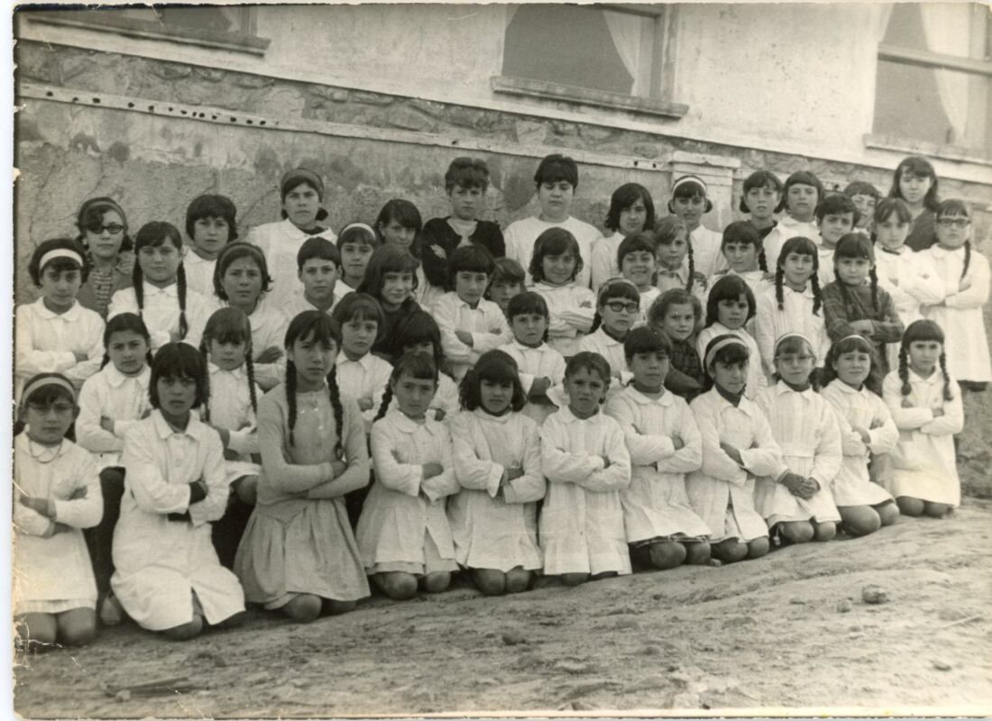 Antiguos alumnos de la vieja escuela del Castillo. Foto: Archivo Ayto. Castellar.
