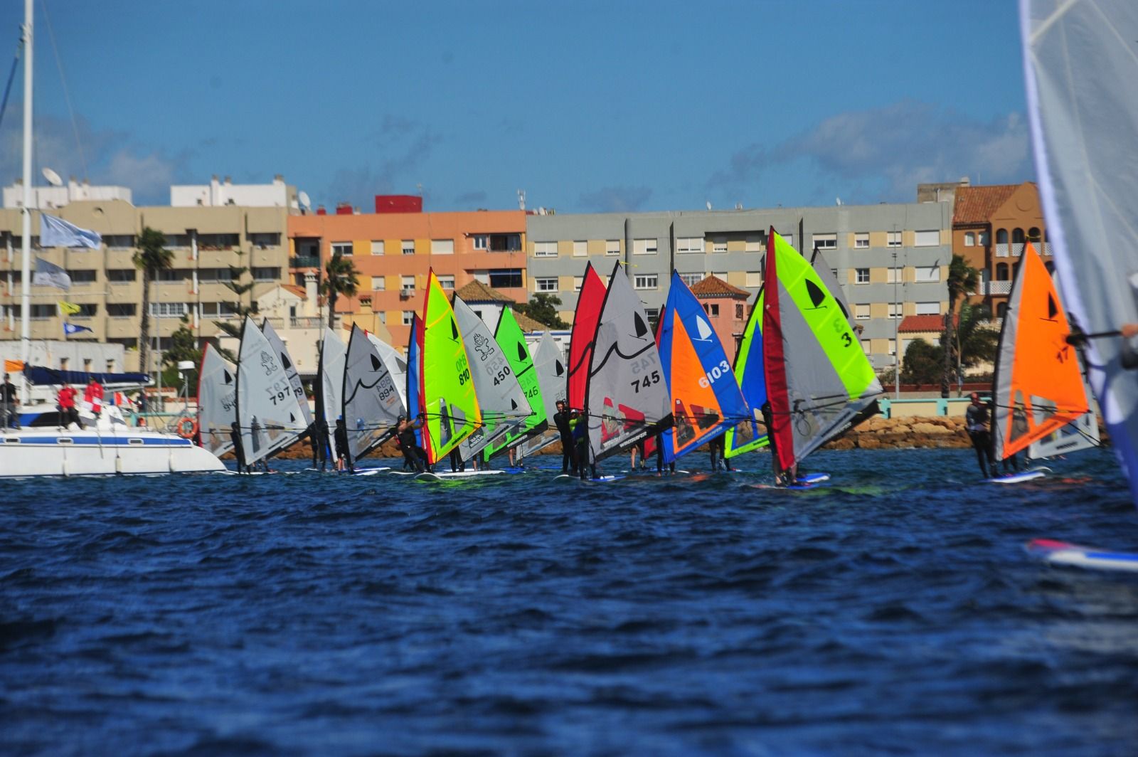 Nacho Pérez Lago, líder en La Línea tras las primeras pruebas de la Copa Andalucía de Windsurfer. Foto: Fran Lozano. Federación Andaluza de Vela.