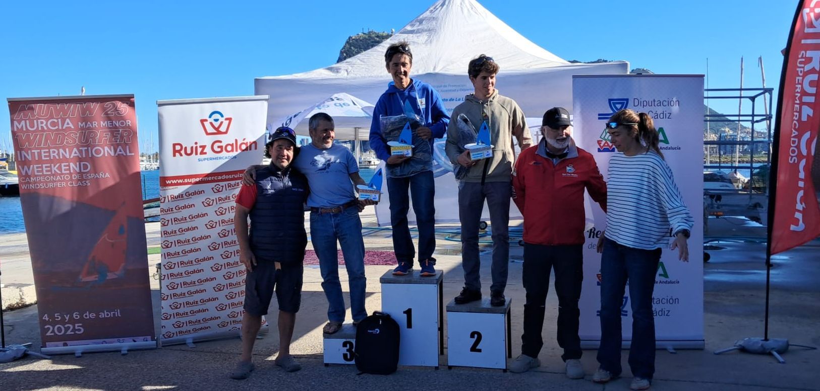 El linense Nacho Pérez Lago levanta en casa la Copa de Andalucía de Windsurfer.