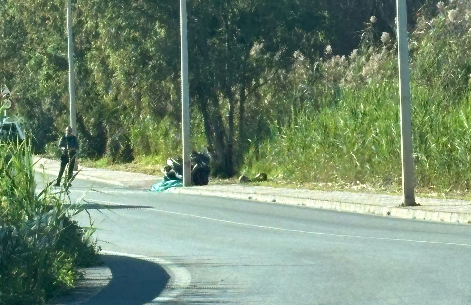 Un algecireño de 28 años pierde la vida en un accidente de moto en Los Barrios. Foto del accidente. N.G.M. / 8Directo.