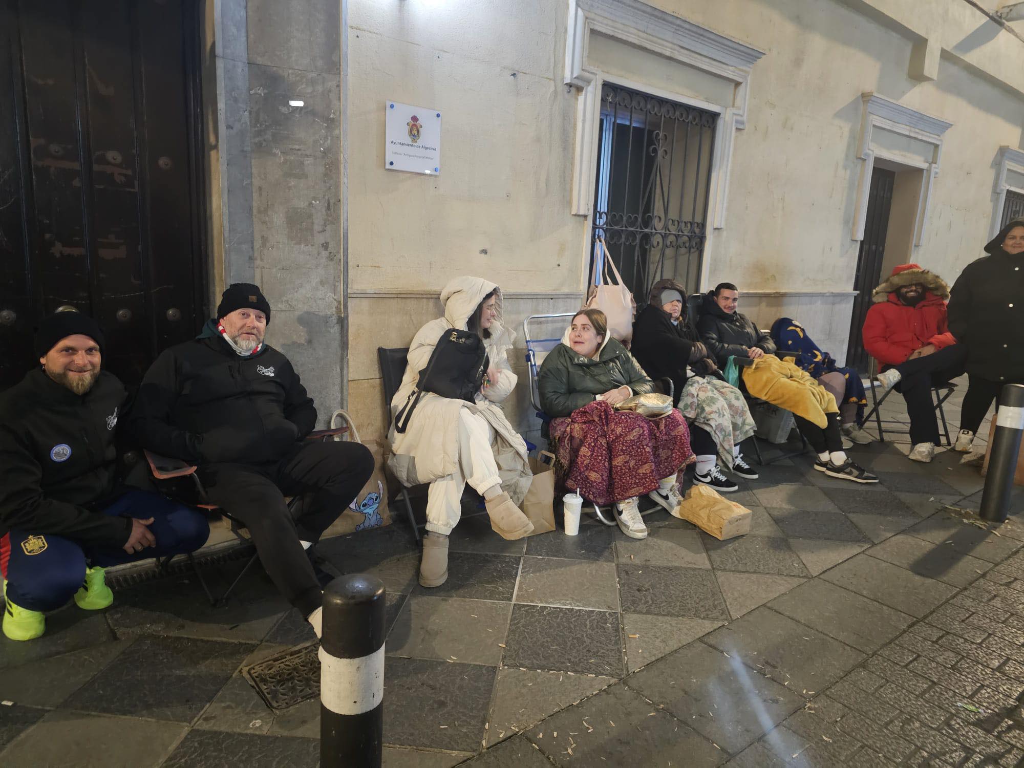 Aficionados hacen cola de madrugada para comprar el abono para el concurso de Carnaval de Algeciras.