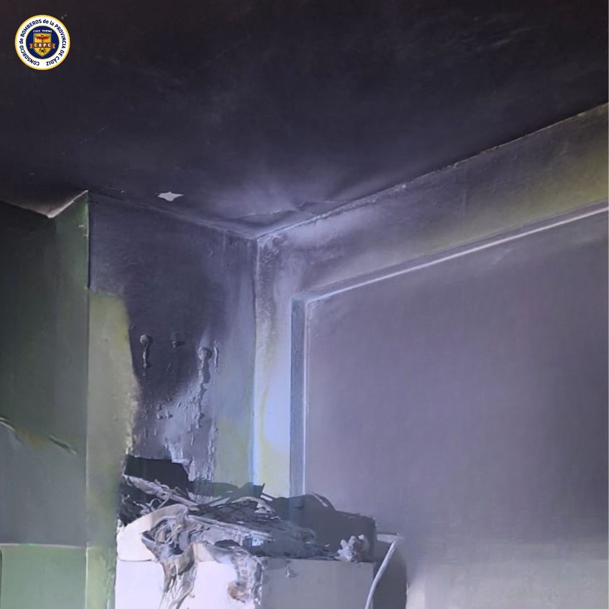 Bomberos intervienen en el incendio de una vivienda en Tarifa sin heridos.