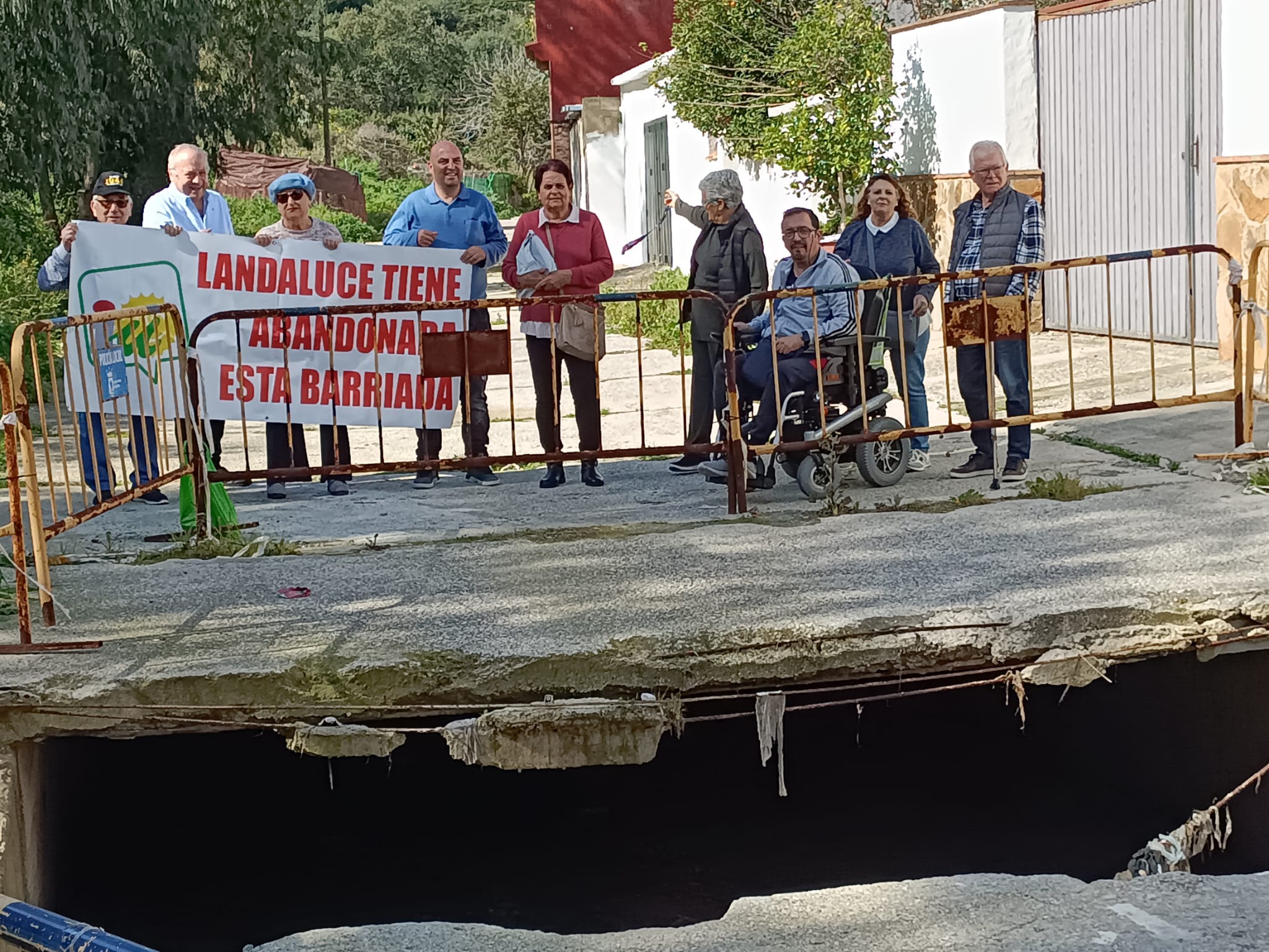 Vecinos de La Juliana trasladan a IU sus quejas sobre "el estado de abandono" de la barriada.