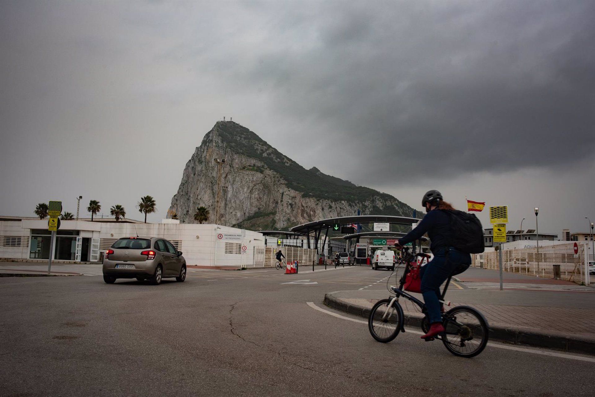 PP pide al Gobierno aclarar por qué no hay instrucción por escrito para no realizar control Schengen en la Verja. Tránsito de coches y personas en la frontera de Gibraltar - Marcos Moreno - Europa Press - Archivo