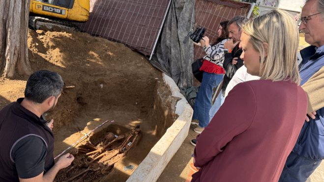 Visita de representantes municipales a la fosa. Visita de representantes municipales a la fosa.