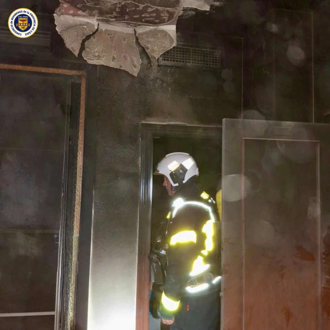 Bomberos intervienen en un incendio en el hotel Los Lagos de Los Barrios