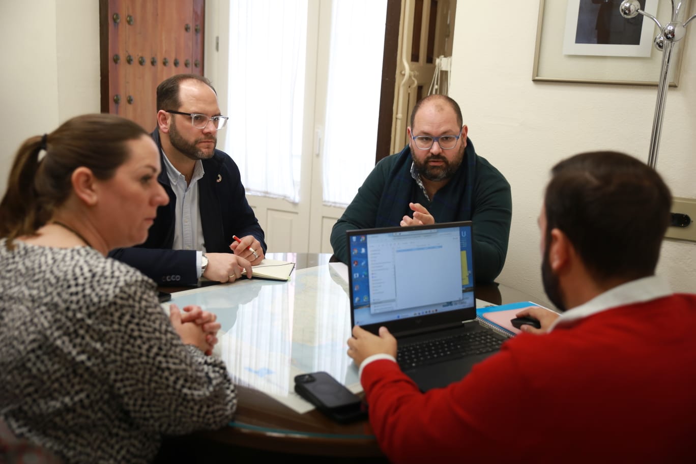 Javier Bello con el alcalde de Castellar. Foto: Diputación de Cádiz. 