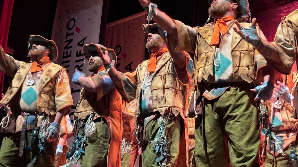 Catorce agrupaciones carnavalescas concursan en el bi-comarcal del Teatro Alameda de Tarifa.