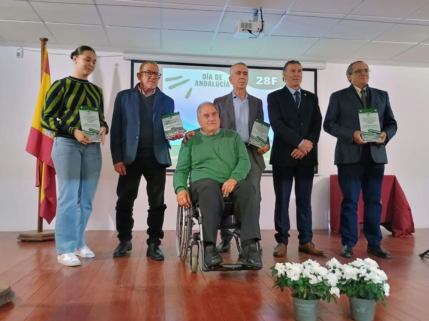 Tesorillo reconoce a algunos de sus vecinos en el Día de Andalucía 