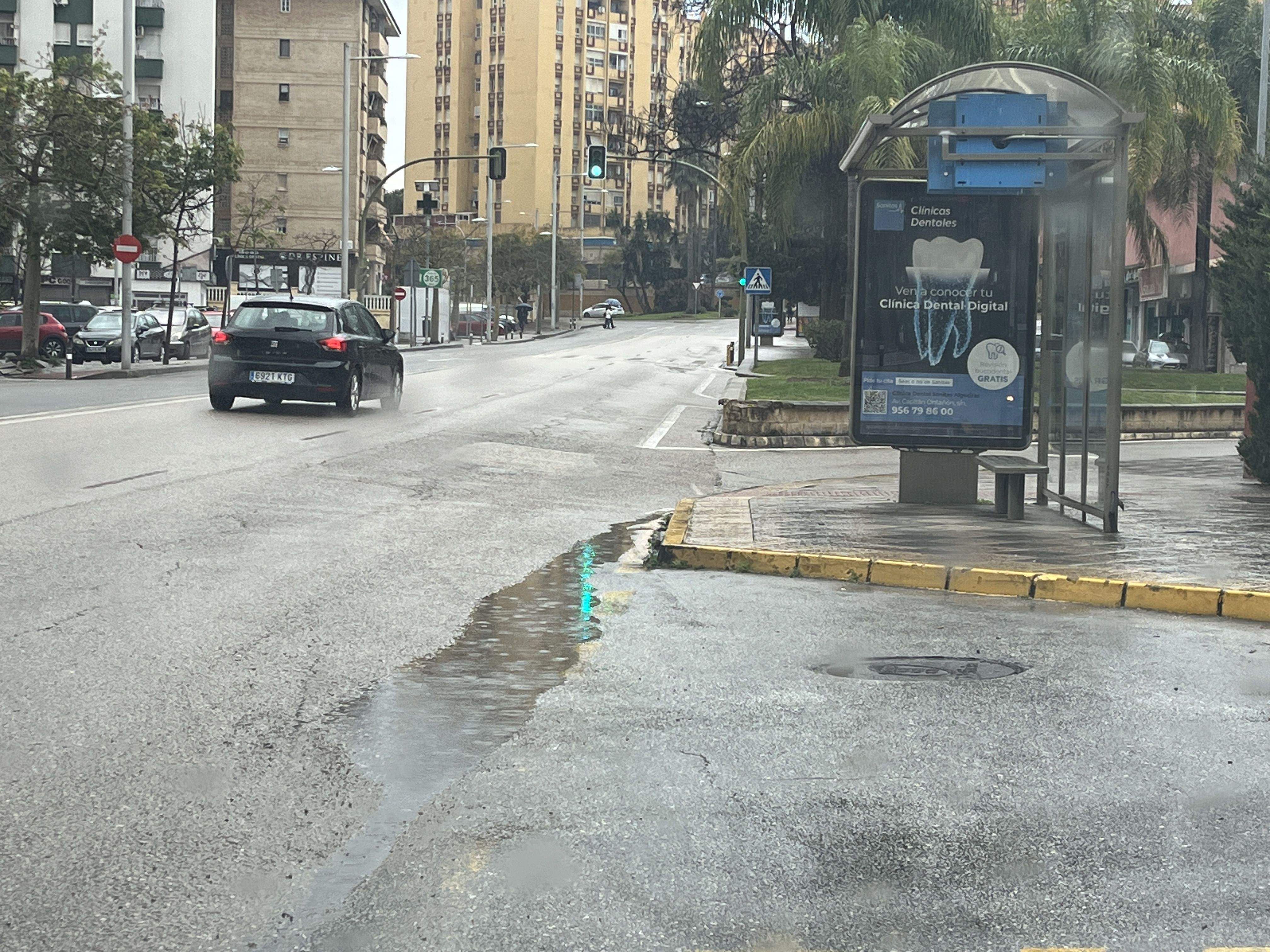 Imagen de la lluvia de esta mañana en Algeciras, la zona de la Charca. Algeciras sufre inundaciones en algunas zonas de la ciudad tras las fuertes lluvias
