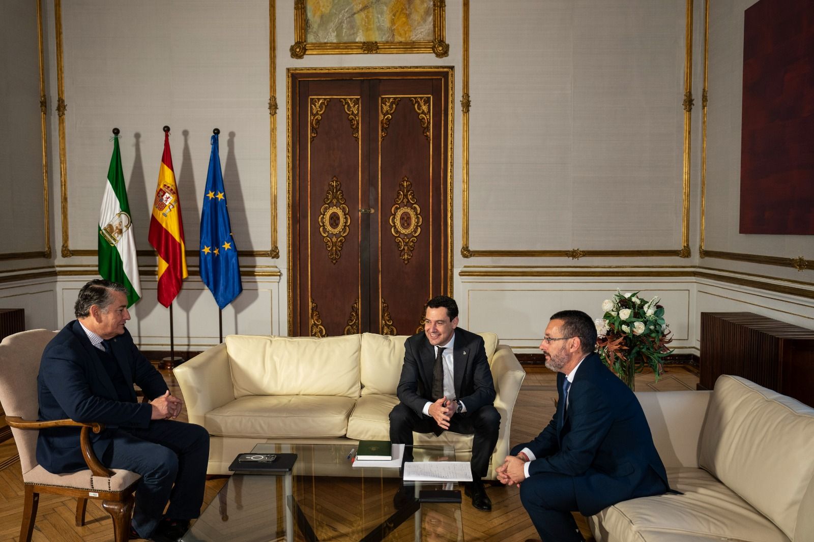 Juanma Moreno se compromete a ayudar a La Línea en la consecución de una "zona económica especial"