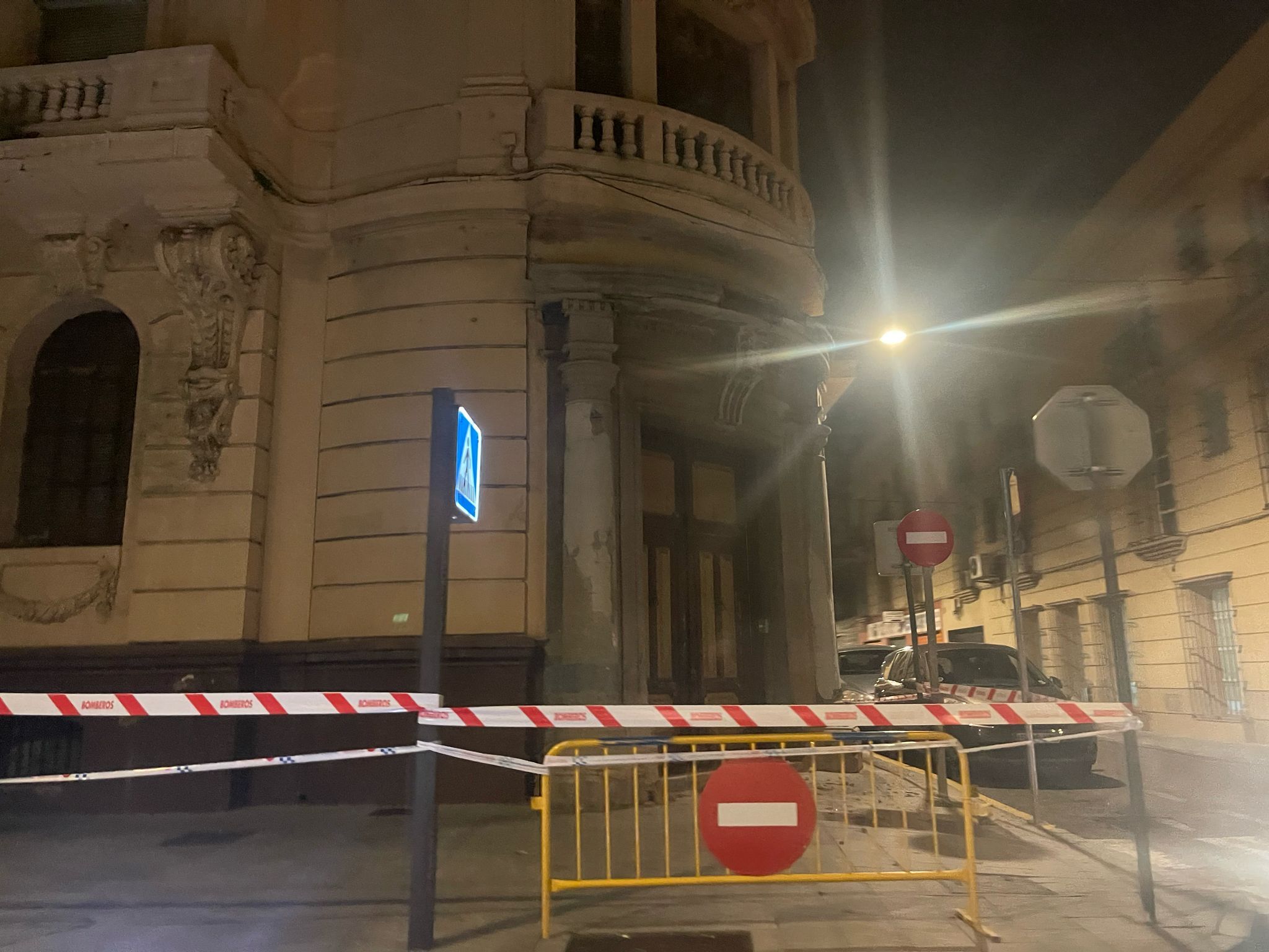 Acordonan un tramo de acera de José Santacana por desprendimientos del edificio del hotel Sevilla. Foto: F.M/8Directo.