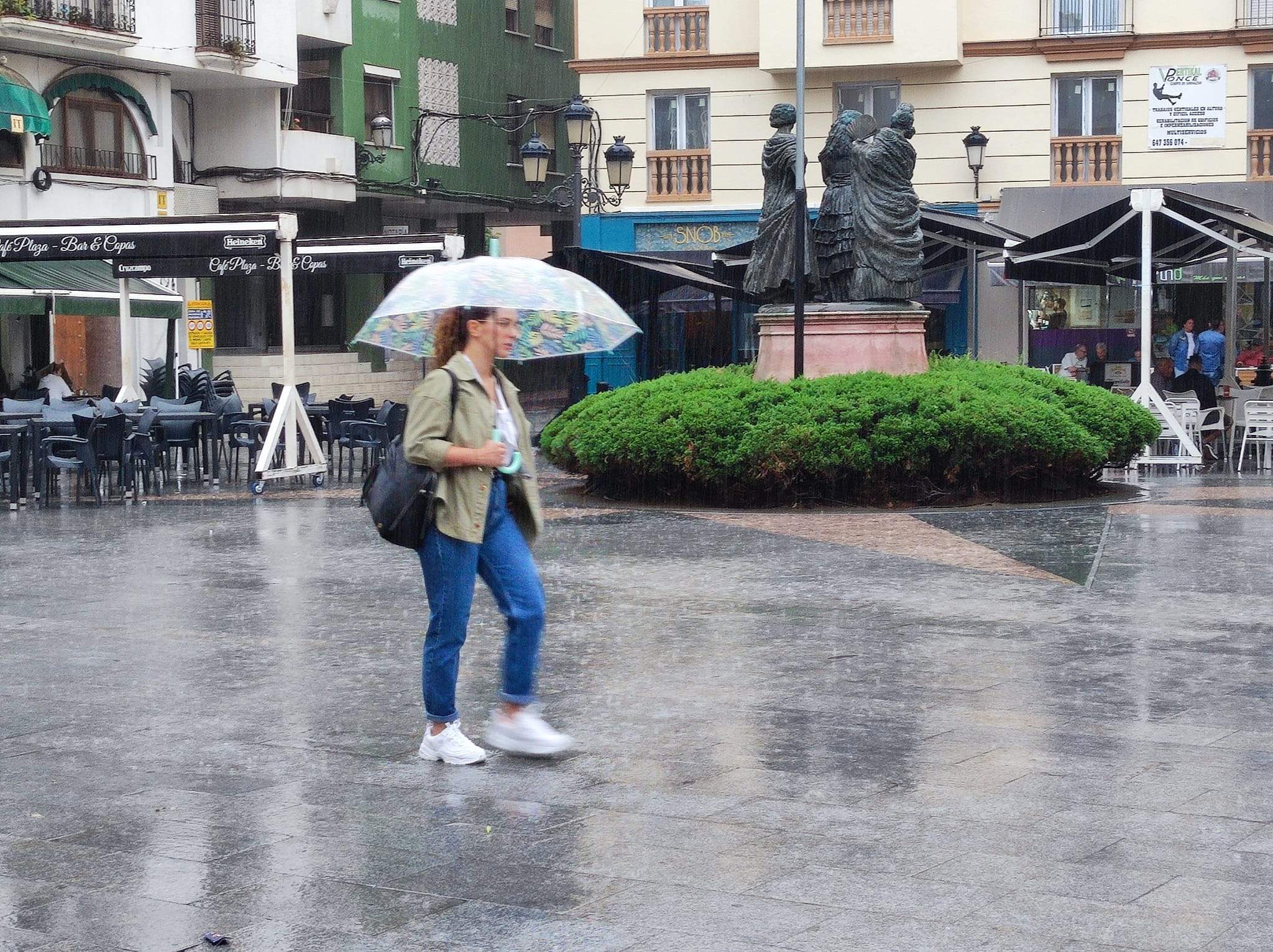 Una joven caminando por el centro de La Línea en un día de lluvia. Foto: S. D. Aviso amarillo por lluvias y tormentas este domingo 30 de noviembre en el Campo de Gibraltar Una joven caminando por el centro de La Línea en un día de lluvia. Foto: S. D. Aviso amarillo por lluvias y tormentas este domingo 30 de noviembre en el Campo de Gibraltar