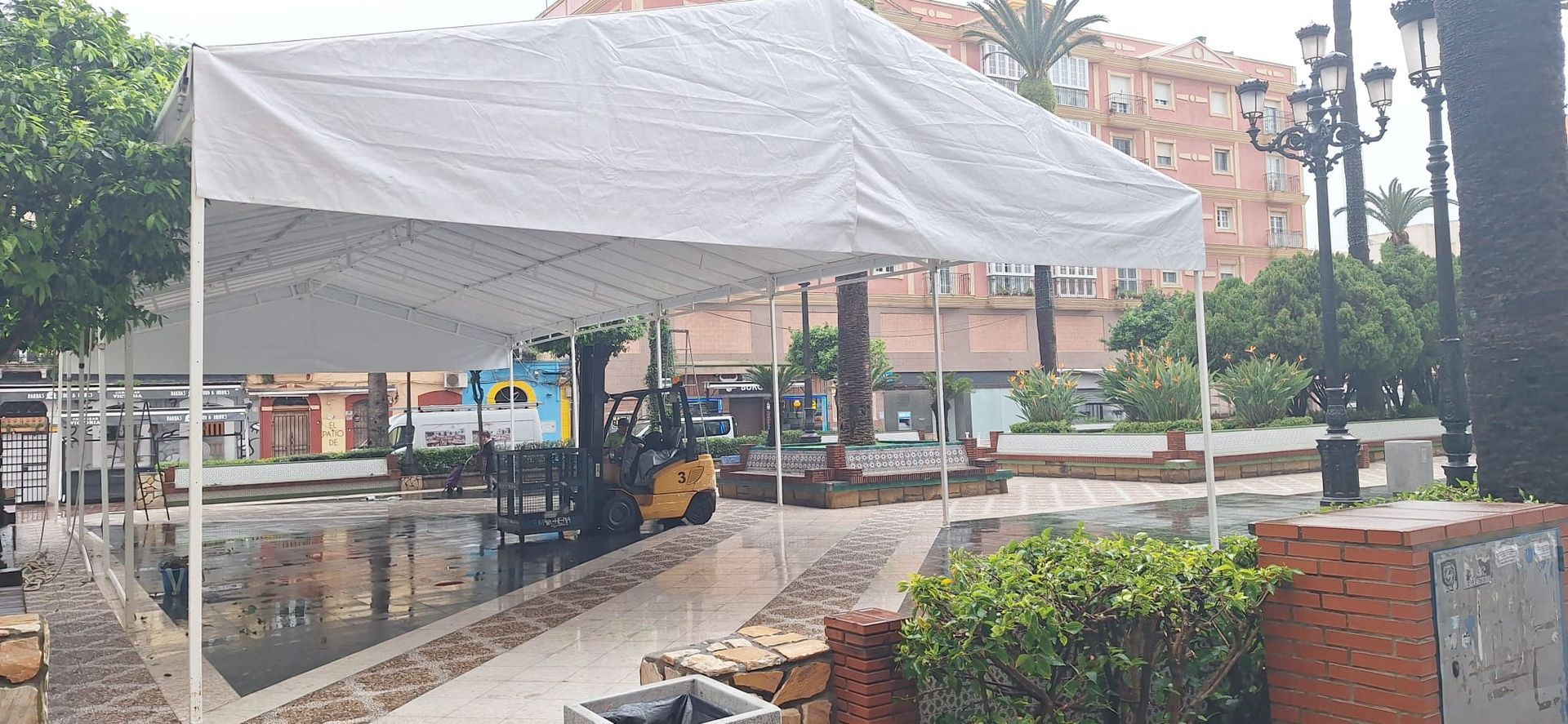 La Línea instala una carpa de Carnaval ante la previsión de lluvias este fin de semana.