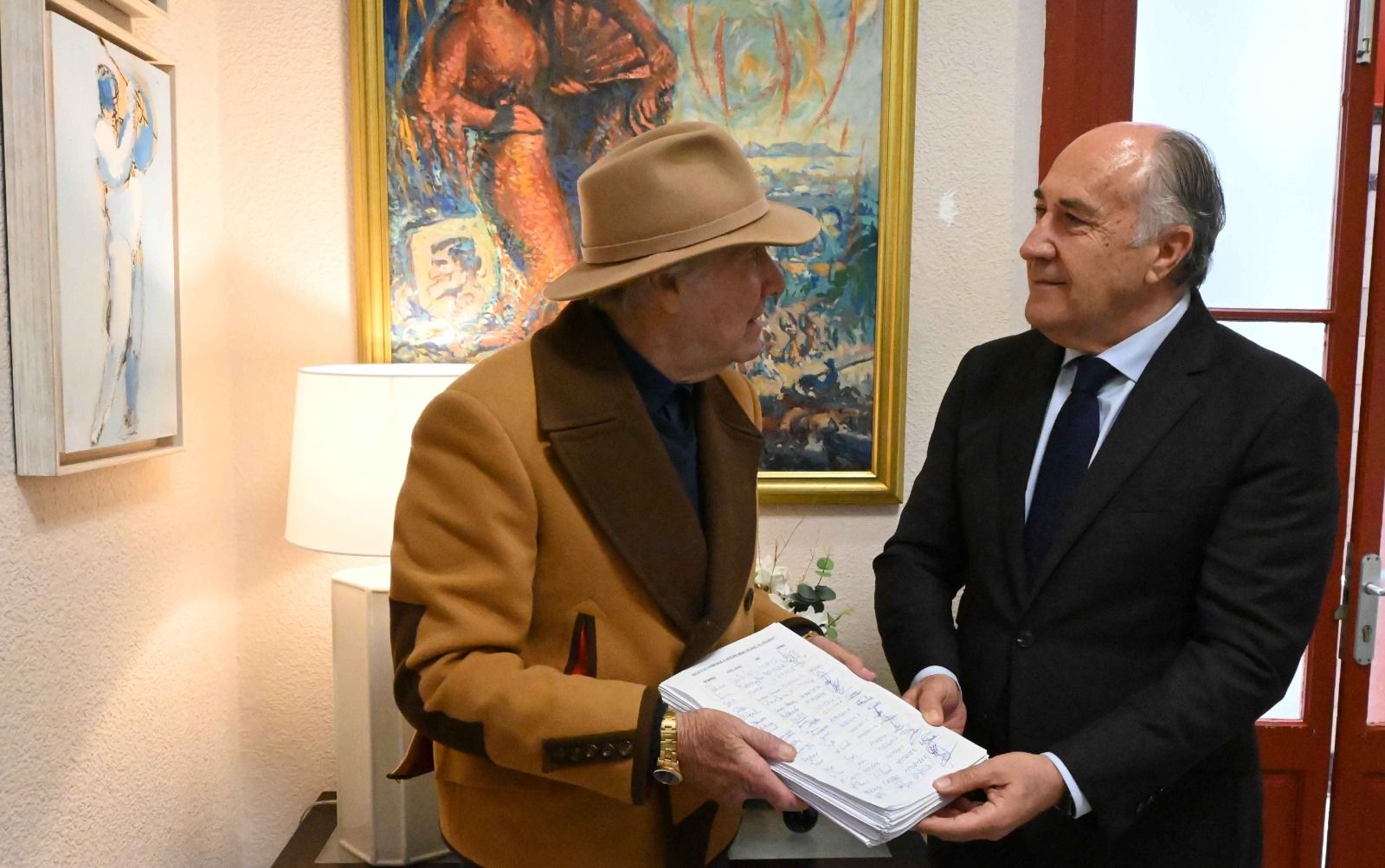 El alcalde de Algeciras, José Ignacio Landaluce, y Miguel Ramos Zambrana 'Miguelete'. Miguelete pide embellecer la tumba del soldado Antonio a través de la recogida de más de 5.000 firmas