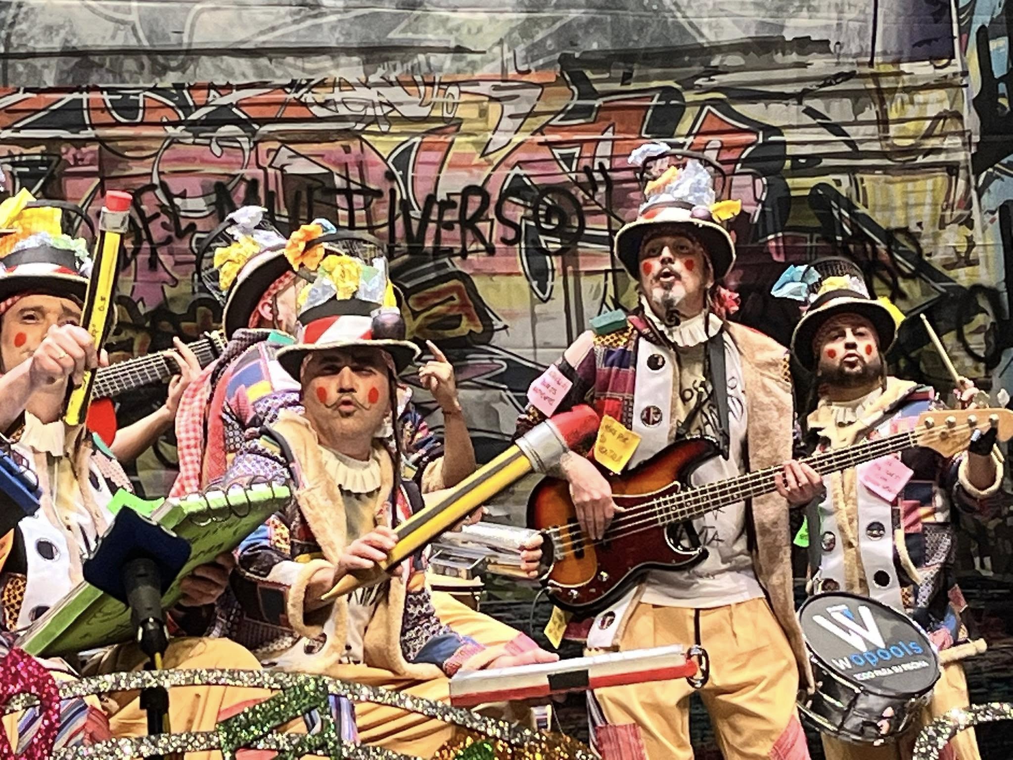 Estas son las agrupaciones que pasan a la final del concurso de Carnaval de la Concha Fina 2025. En esta imagen, la chirigota 'Los del multiverso'. Foto: F.M. / 8Directo.
