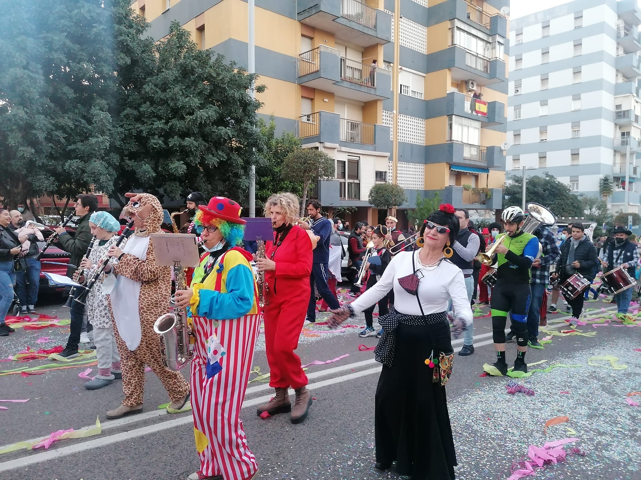 Algeciras mantiene todos los actos del Carnaval en la calle a pesar de la previsión de lluvias.