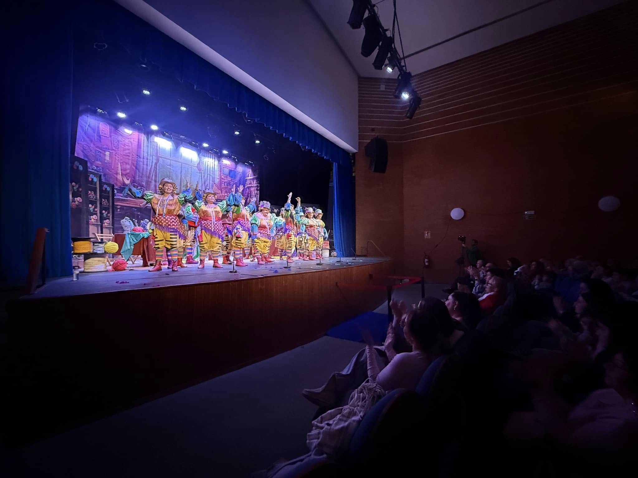 Imagen de una semifinal del concurso de agrupaciones de Carnaval de la Concha Fina de La Línea 2025. Este es el orden de actuación de la final del COAC de La Línea