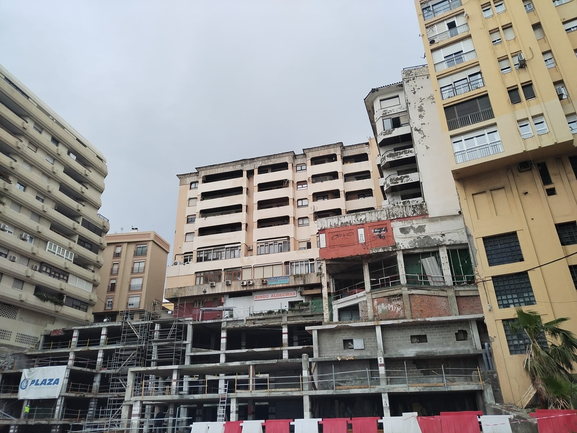 Demolición parcial del parking Escalinata, junto al ruinoso edificio Escalinata.