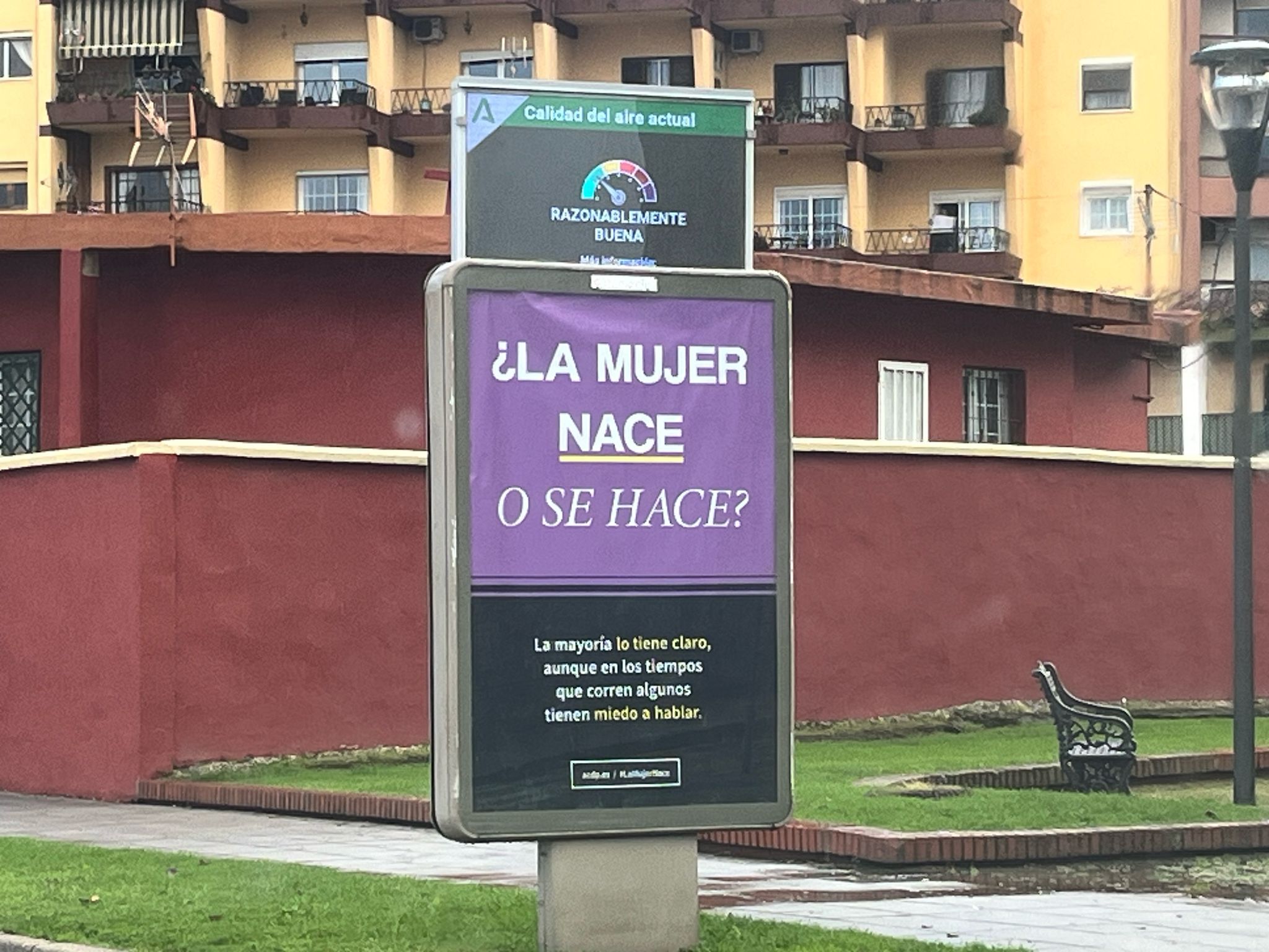 Denuncian una campaña en Algeciras contra el colectivo trans: "¿La mujer nace o se hace?".