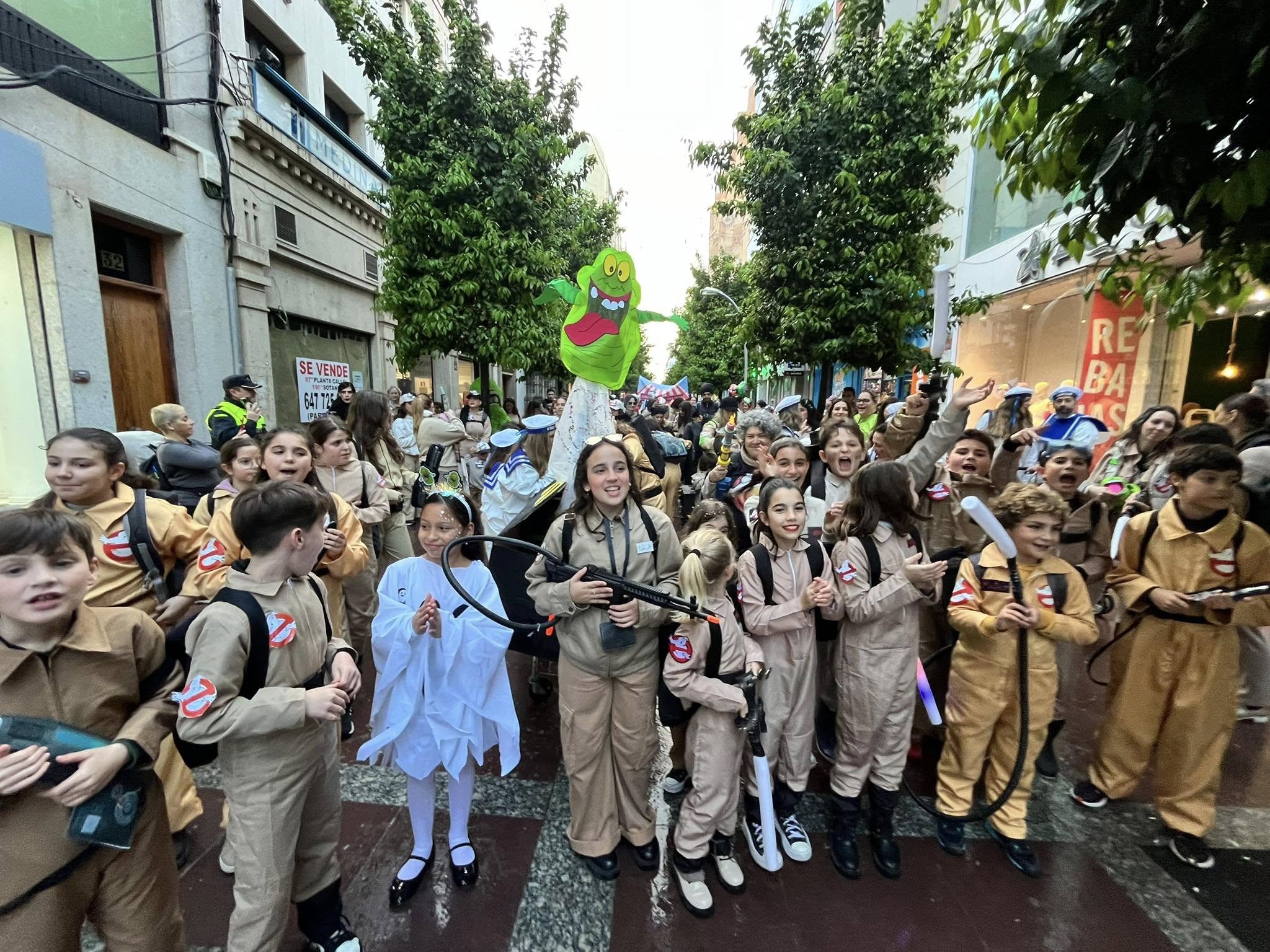 La lluvia no frena un espectacular pasacalles escolar del Carnaval de Algeciras.