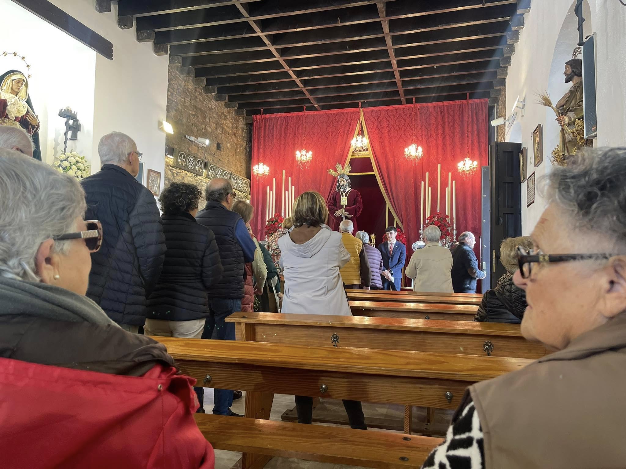 Algeciras se reencuentra con su Medinaceli en el tradicional besapié. Foto: S.F. / 8Directo