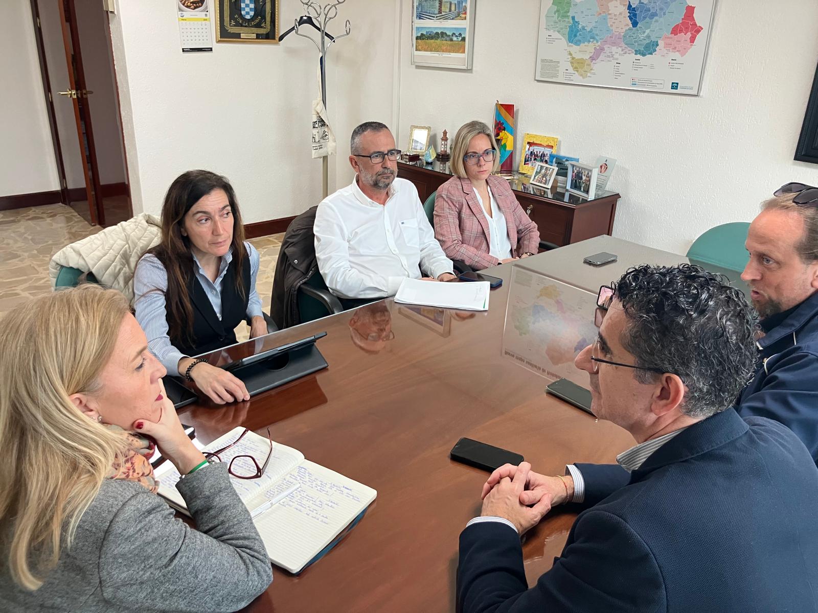 La Junta aborda con el alcalde de Tarifa la situación de la atención primaria en el municipio.