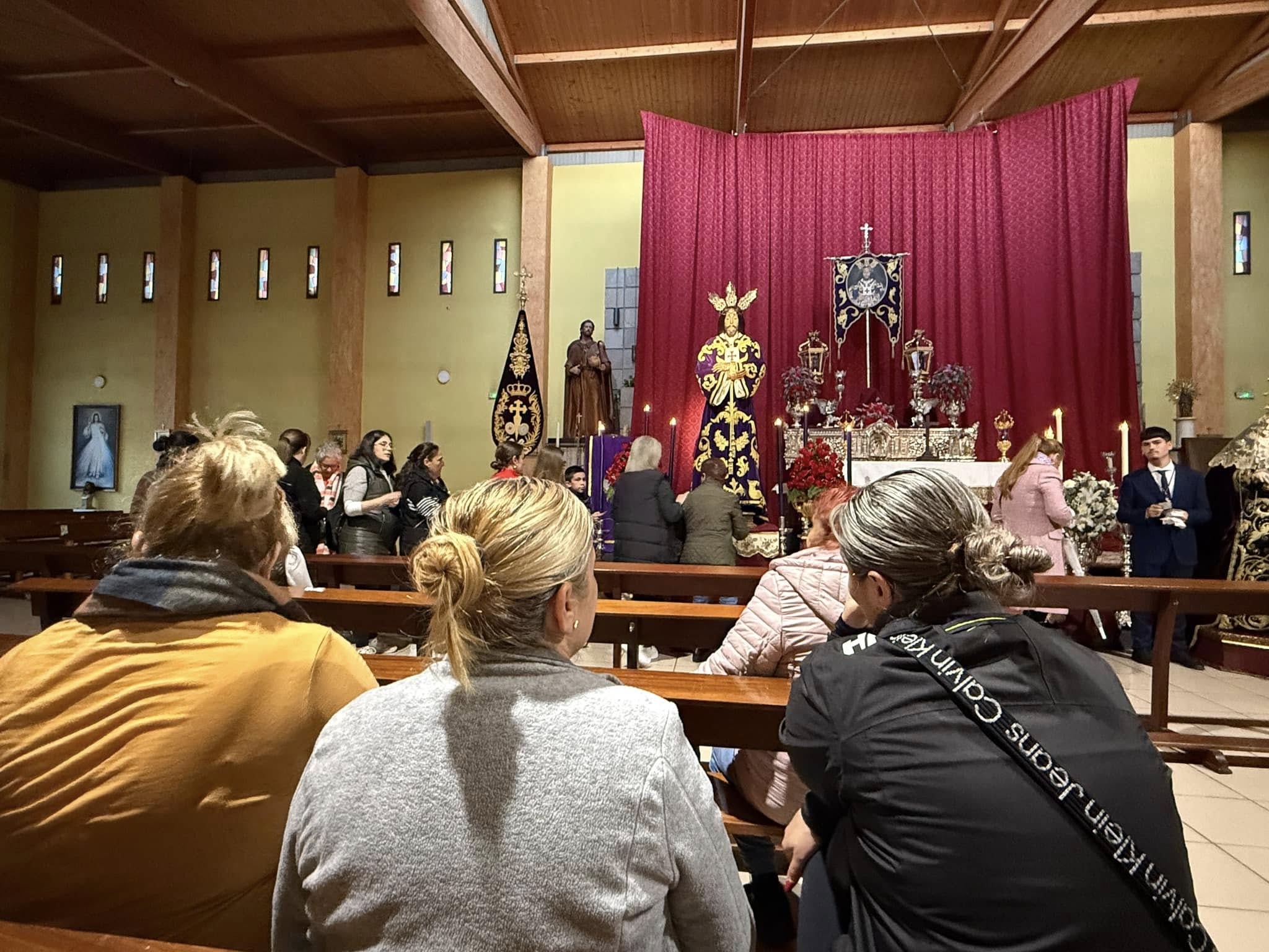 Devoción al Medinaceli de La Línea en su tradicional besapiés. Foto: S.D. / 8Directo.
