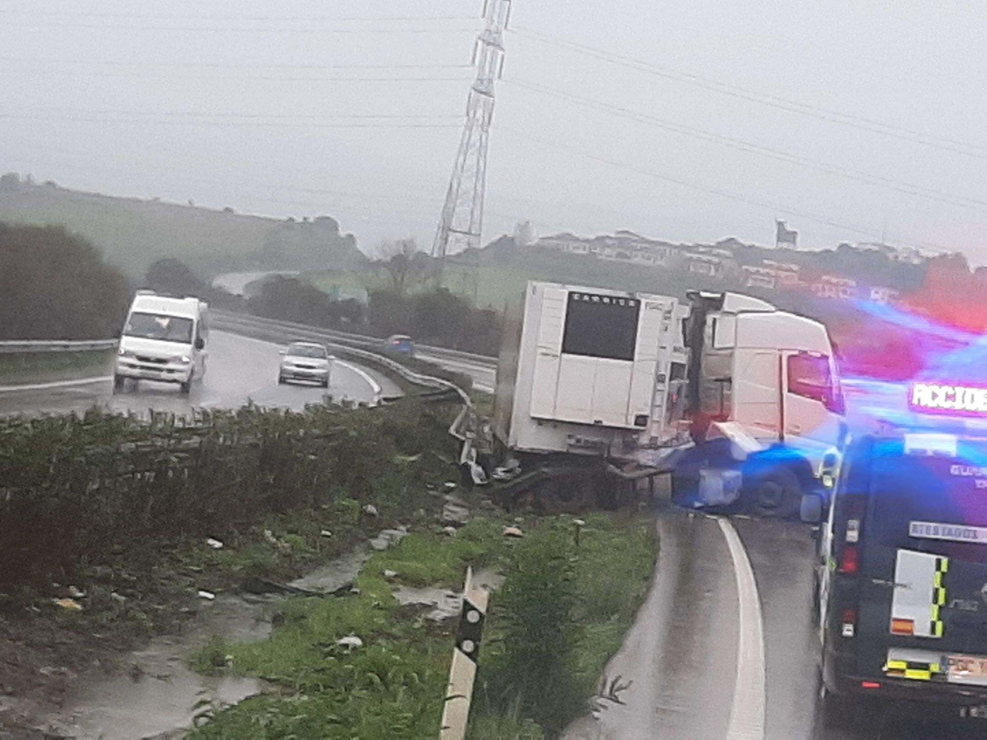 Un camión hace la tijera en la A-381, a la altura de Puente Romano, e invade el sentido contrario. Foto: Jorge Pablo Ríos.