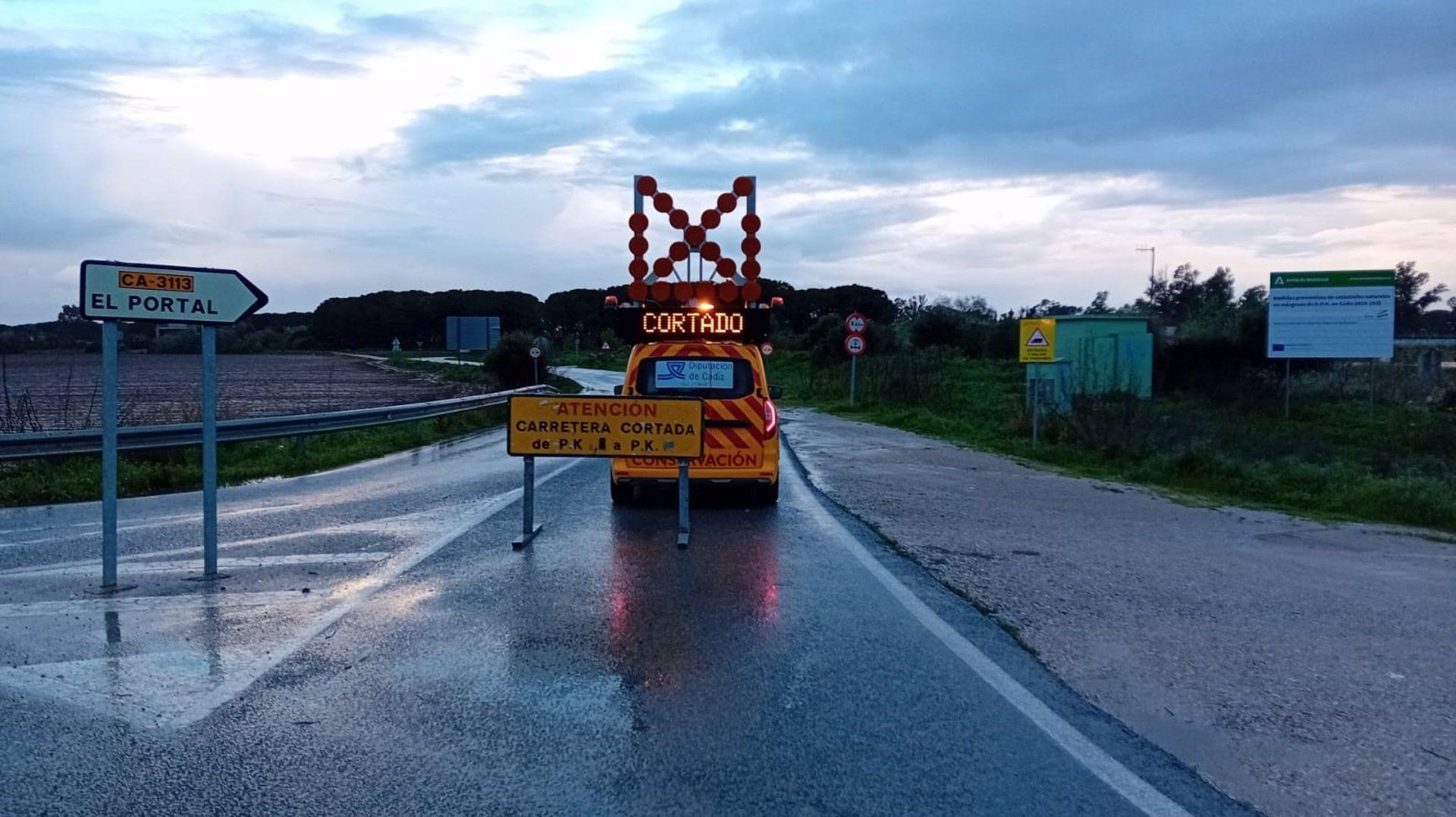 La crecida de los arroyos mantiene cerrados al tráfico tramos de seis carreteras de Diputación.