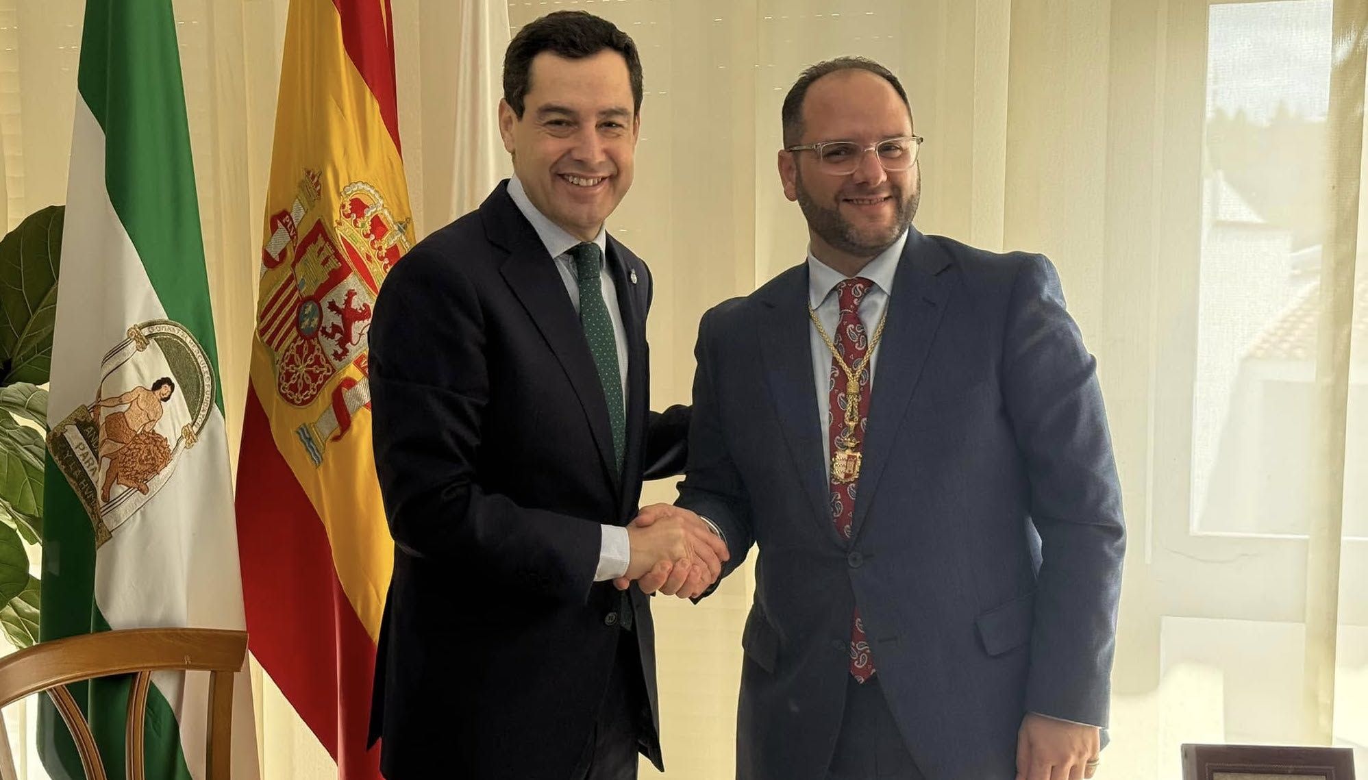 Las fotovoltaicas, Castellar Norte y las carreteras, asuntos de la reunión entre Moreno y Vaca.