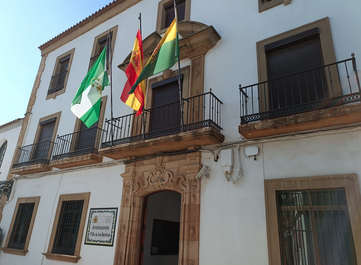 imagen de la fachada del Ayuntamiento de Los Barrios. Los Barrios aprueba un plan de igualdad para las trabajadoras y trabajadores del Ayuntamiento 