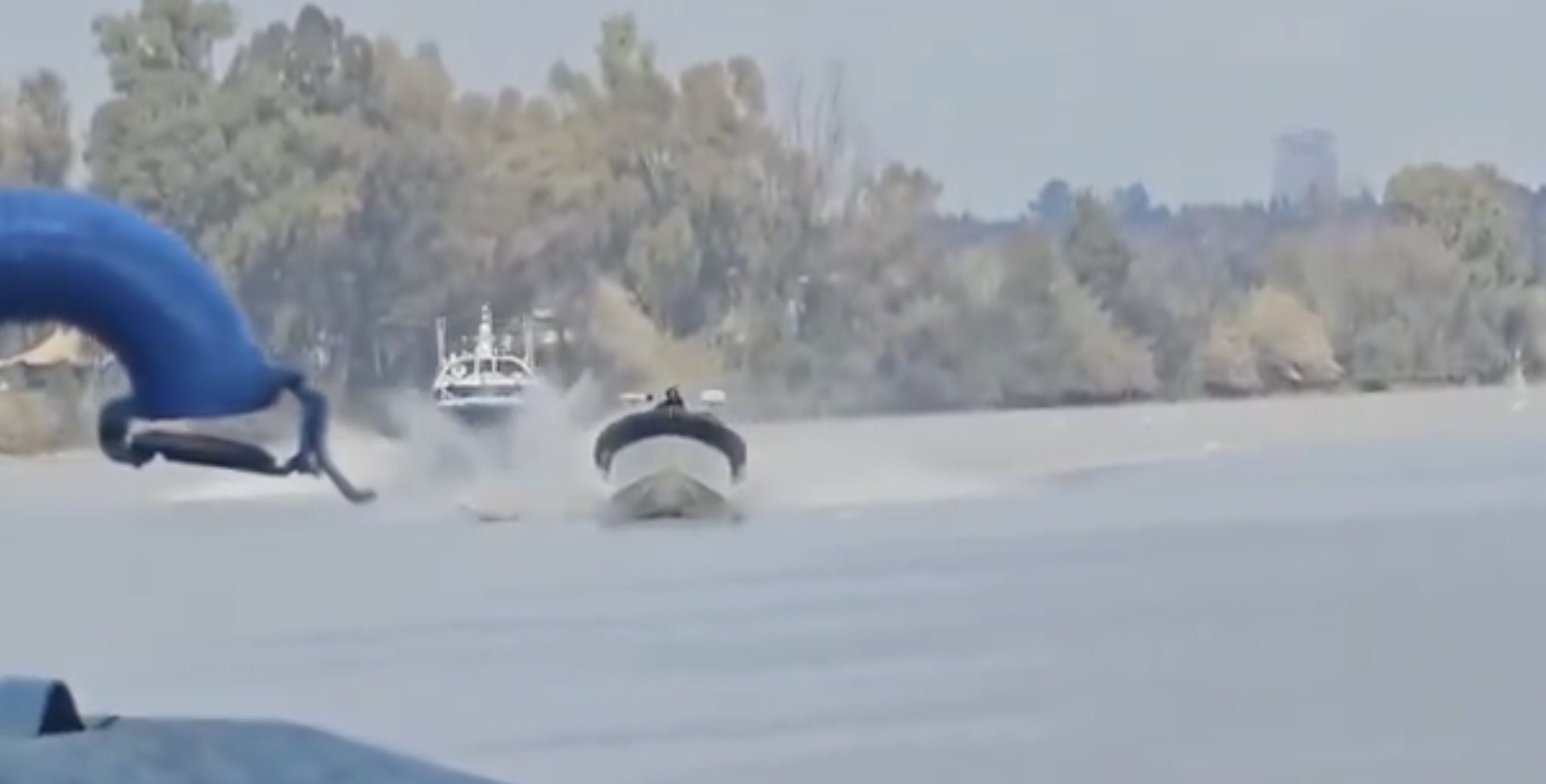 Una patrullera persigue a una narcolancha en el Guadalquivir, en una operación de días atrás. 